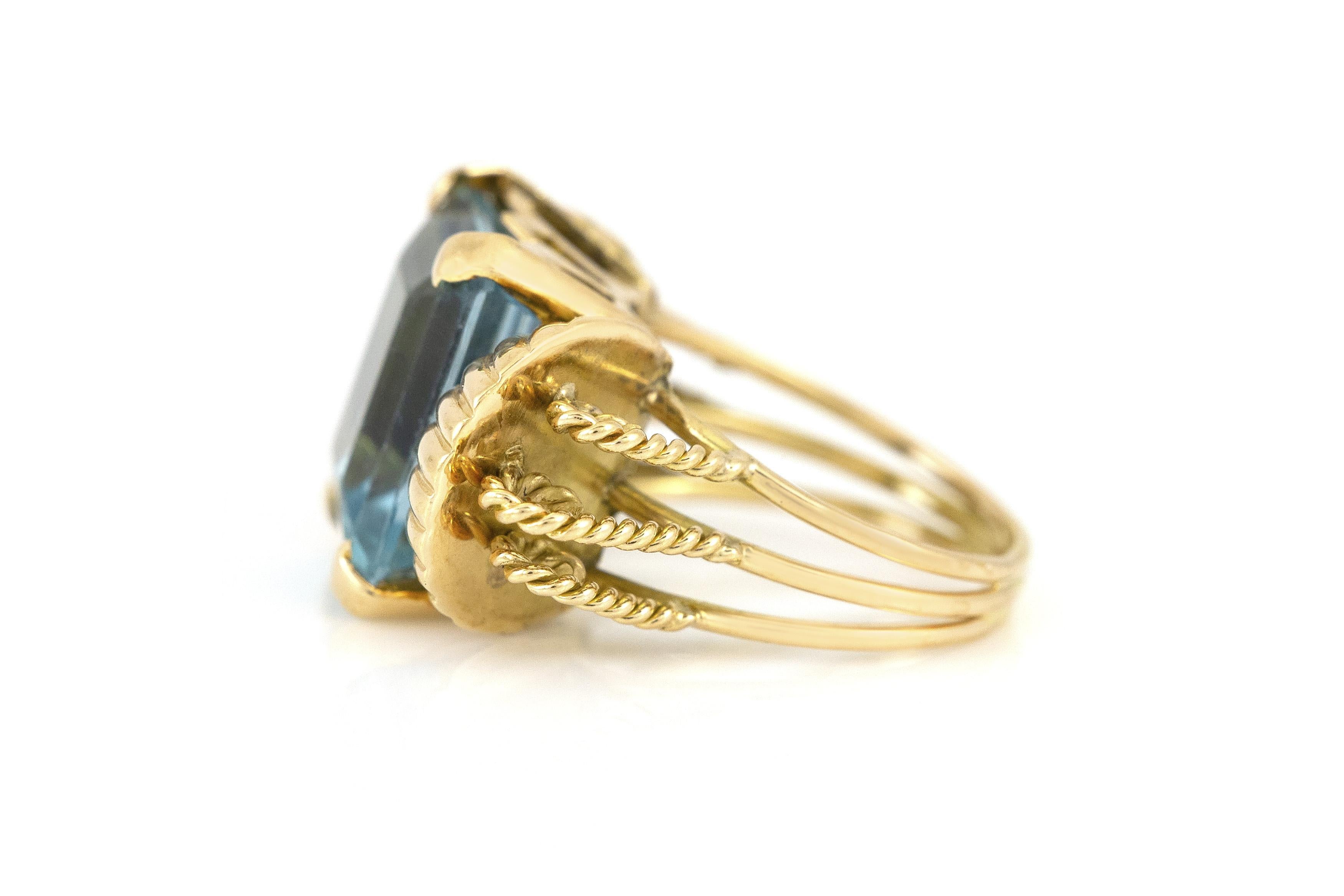 Fein gearbeitet in 18k Gelbgold mit einem Aquamarin im Smaragdschliff mit einem Gewicht von ca. 12,00 Karat.
CIRCA 1940er Jahre
Größe 6 1/4, größenverstellbar
