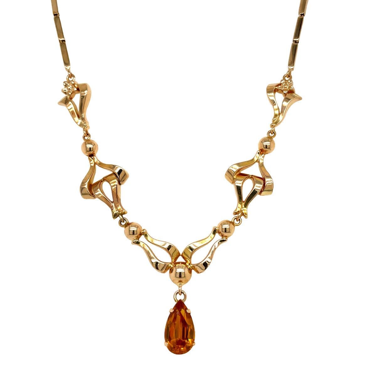 Questa squisita collana vintage emana un glamour femminile e senza tempo che richiama gli stili retrò degli anni '40. Finemente realizzato in lussuoso oro giallo 18 carati, presenta una tonalità calda e rosata tipica degli antichi pezzi d'oro
