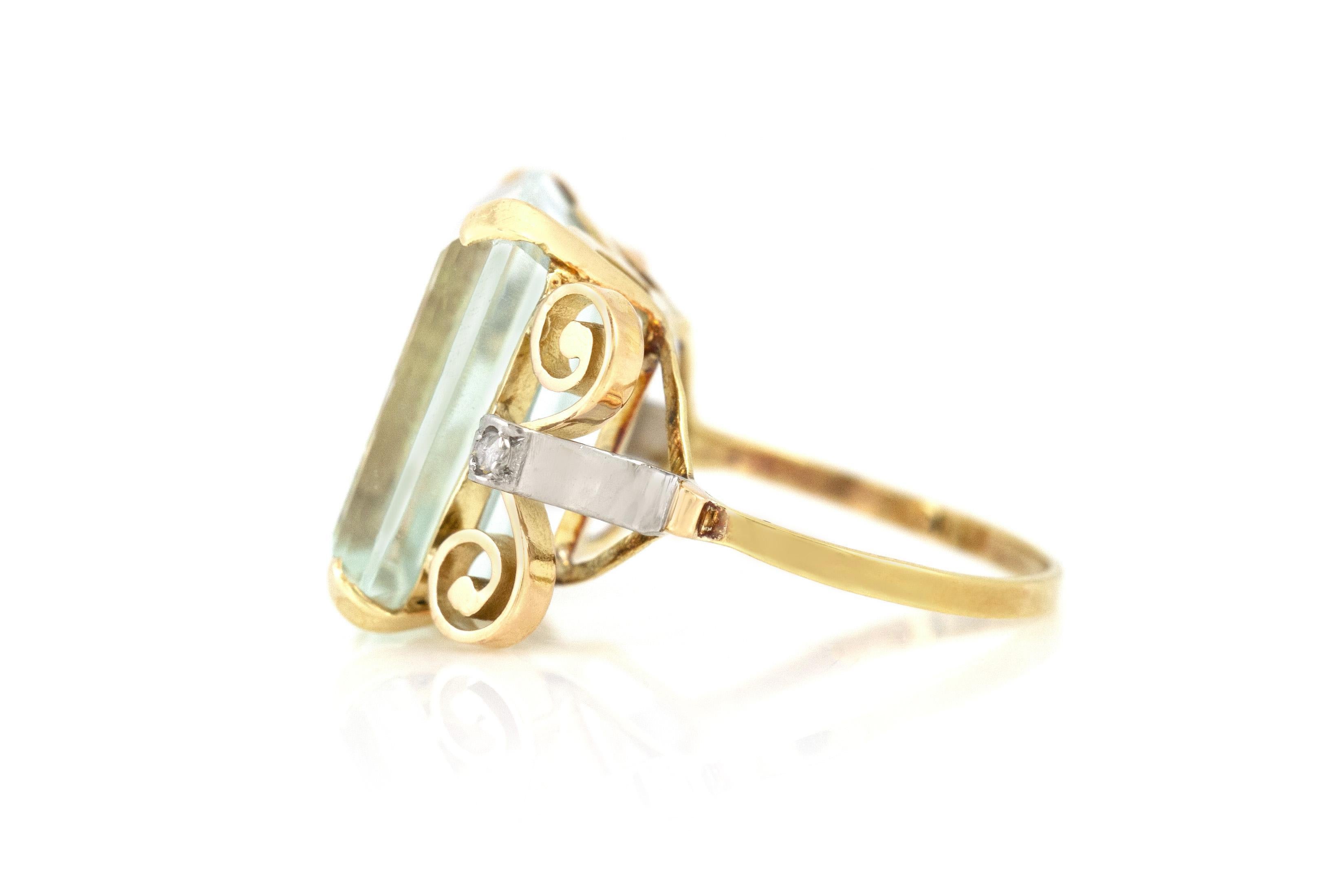 Finemente realizzato in oro giallo 18 carati con un'acquamarina centrale taglio smeraldo di circa 25,00 carati e due diamanti taglio rosa su ciascun lato. 
Circa anni '1940
Taglia 8 3/4, ridimensionabile