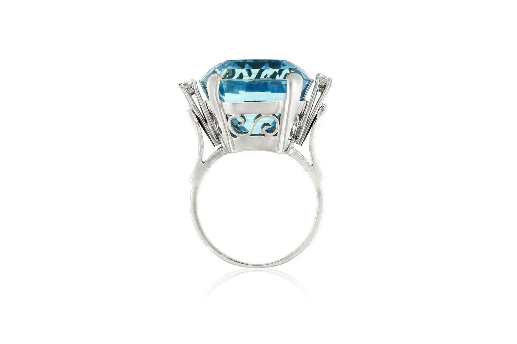 Vintage 1940s Retro 33.00 Carat Aquamarine Cocktail Ring with Diamonds In Good Condition For Sale In New York, NY