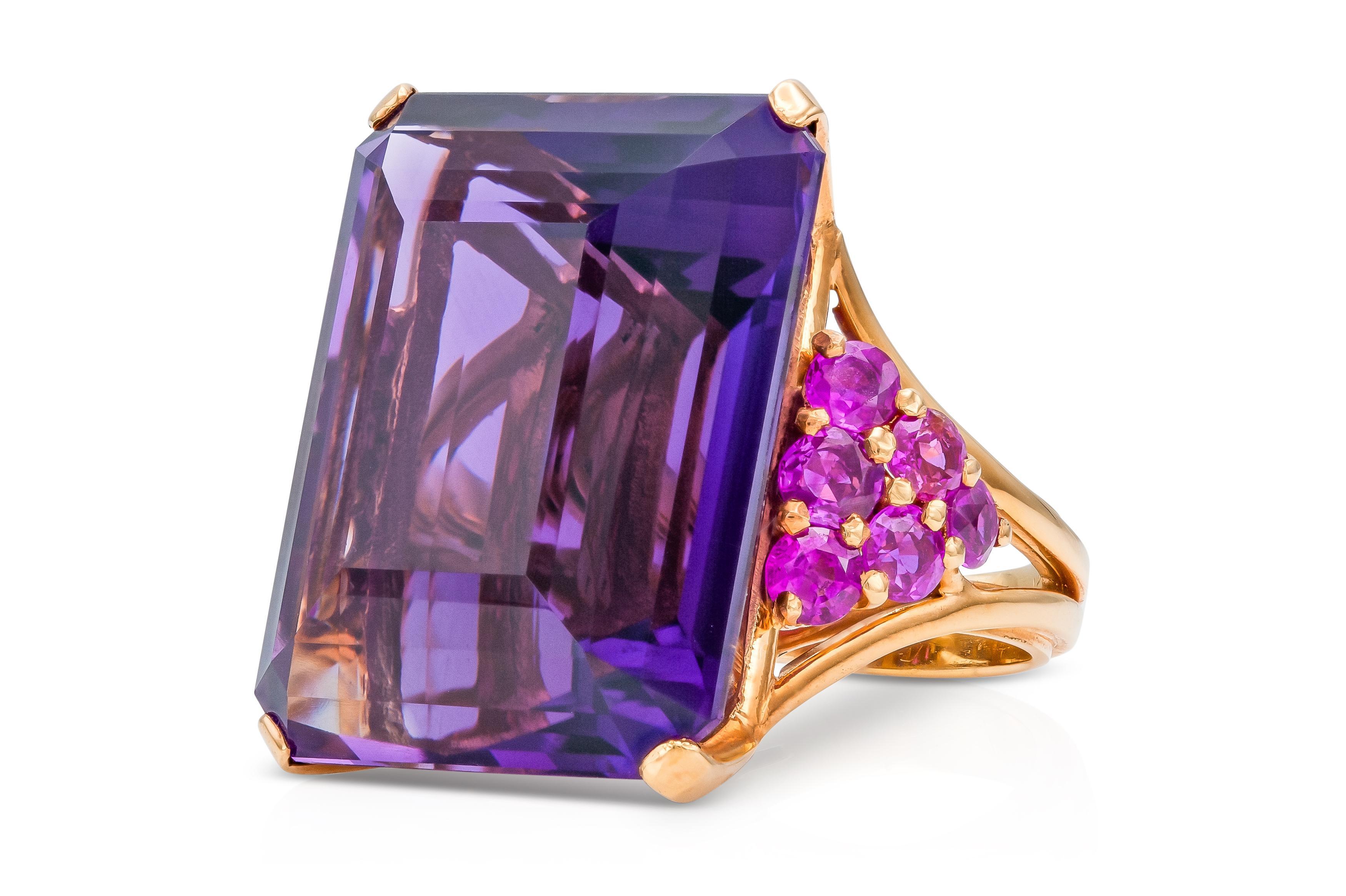 Finement réalisée en or jaune 14k avec une améthyste pesant environ 50,00 carats, et des rubis de taille ronde pesant environ 3,00 carats au total.
Circa 1940s
Taille 6 1/4, redimensionnable