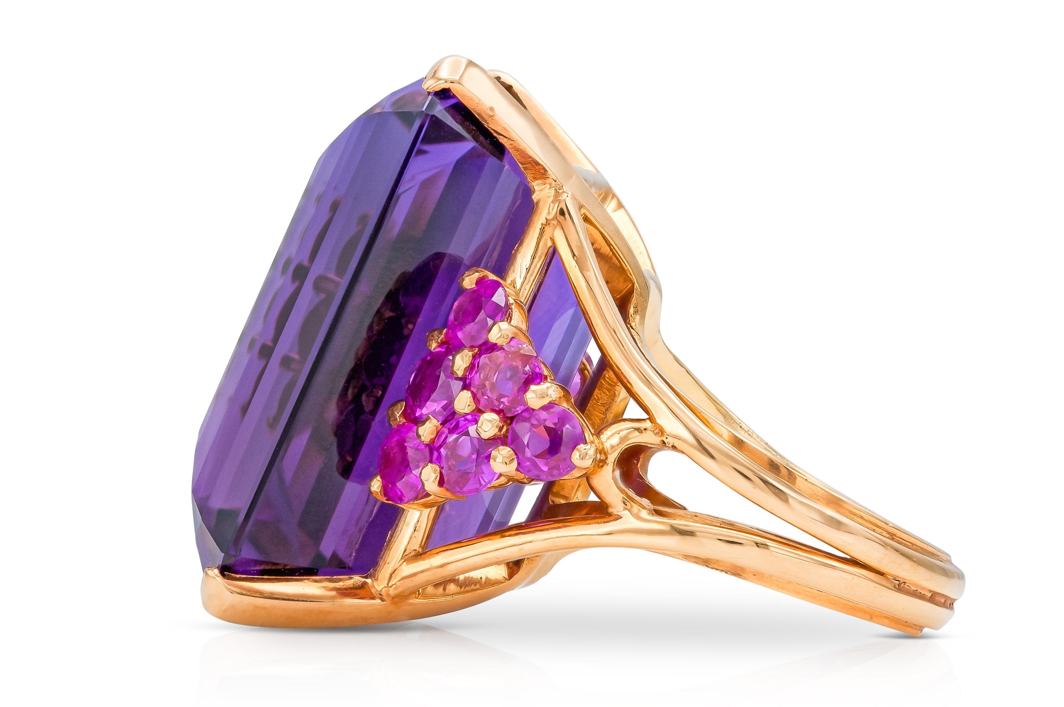 Rétro Bague rétro des années 1940 avec améthyste de 50,00 carats et rubis de 3,00 carats