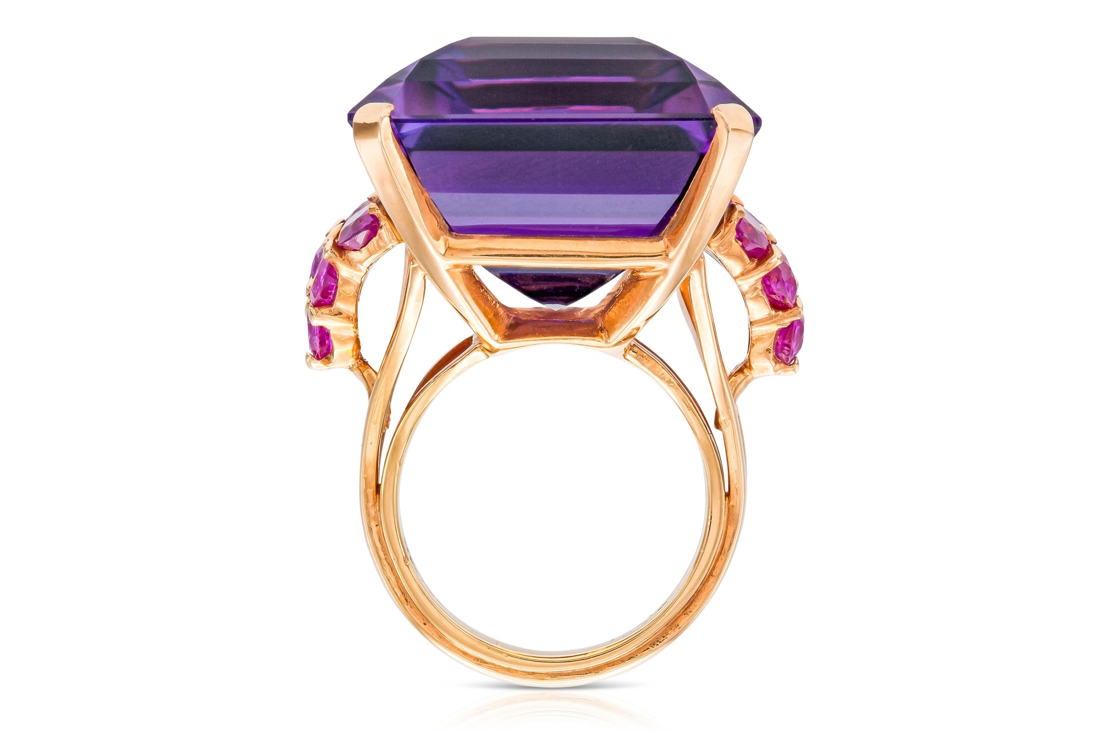 Taille ronde Bague rétro des années 1940 avec améthyste de 50,00 carats et rubis de 3,00 carats