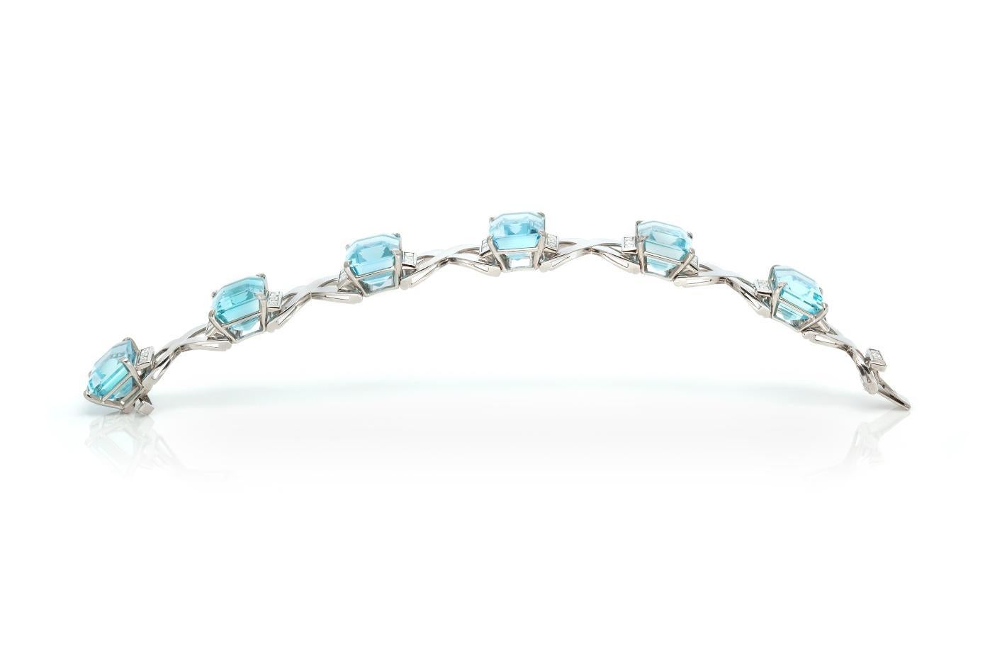 Vintage 1940s Retro 90.00 Carat Emerald Cut Aquamarine Bracelet with Diamonds In Good Condition For Sale In New York, NY