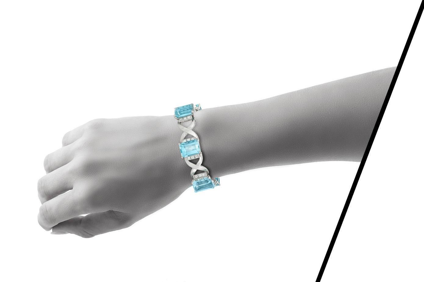 Women's Vintage 1940s Retro 90.00 Carat Emerald Cut Aquamarine Bracelet with Diamonds For Sale