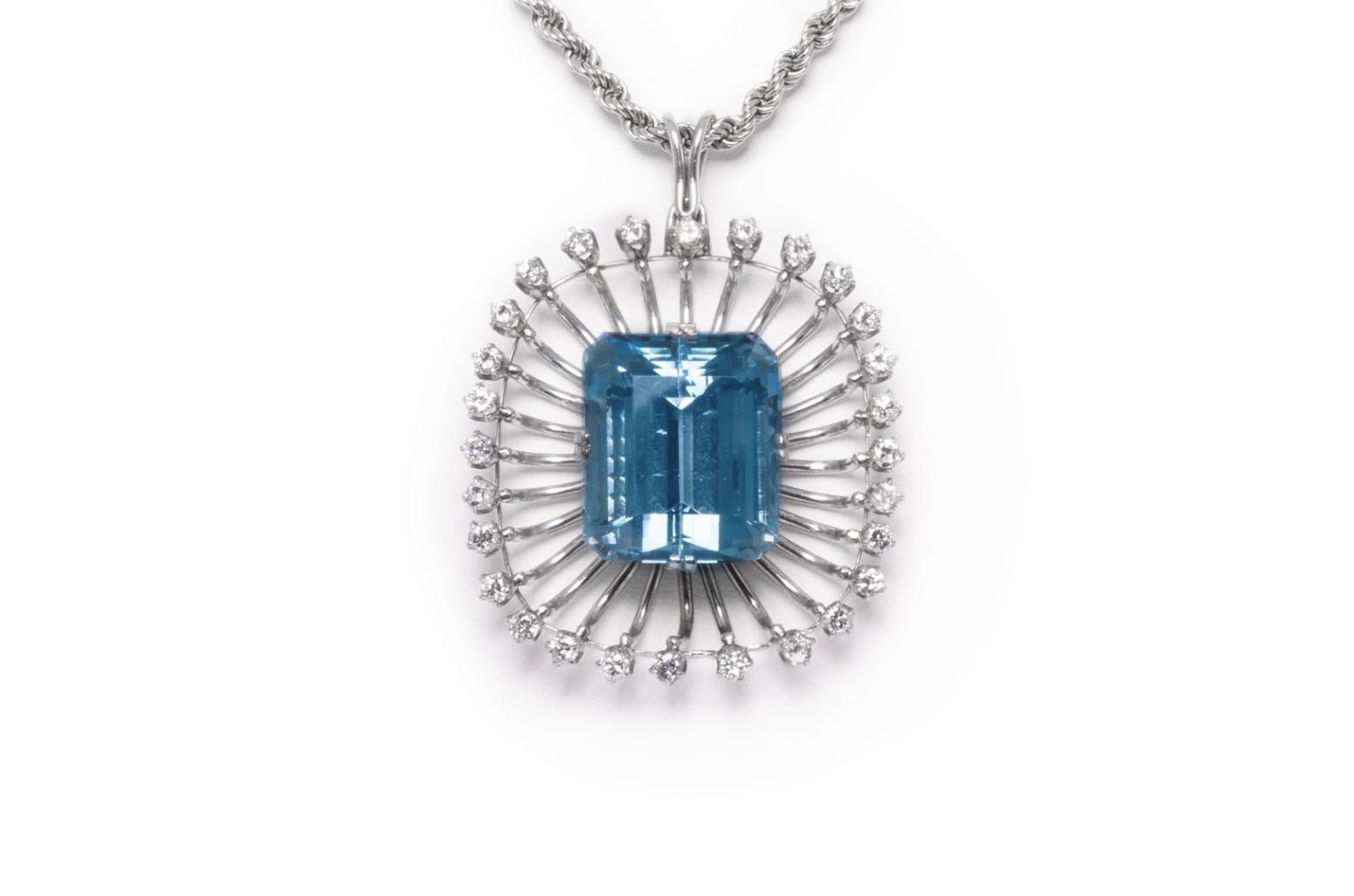 Finemente realizzato in platino con un'acquamarina del peso di circa 40,00 carati e diamanti rotondi taglio Brilliante del peso totale di circa 2,00 carati.
Circa anni '1940
Ciondolo: 1 1/2 x 1 3/8 di pollice
Catena: 22 pollici e mezzo di lunghezza