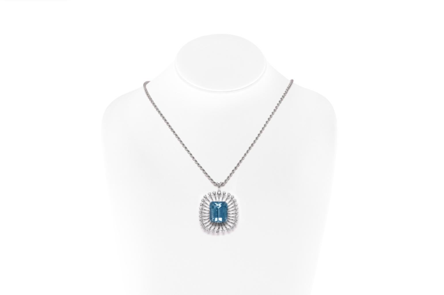 Rétro Vintage 1940 Retro Collana con ciondolo in acquamarina e diamanti in vendita