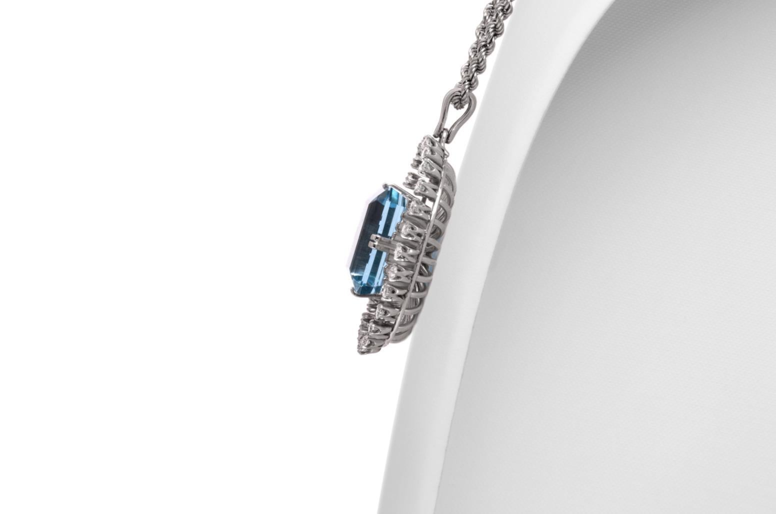 Taglio smeraldo Vintage 1940 Retro Collana con ciondolo in acquamarina e diamanti in vendita