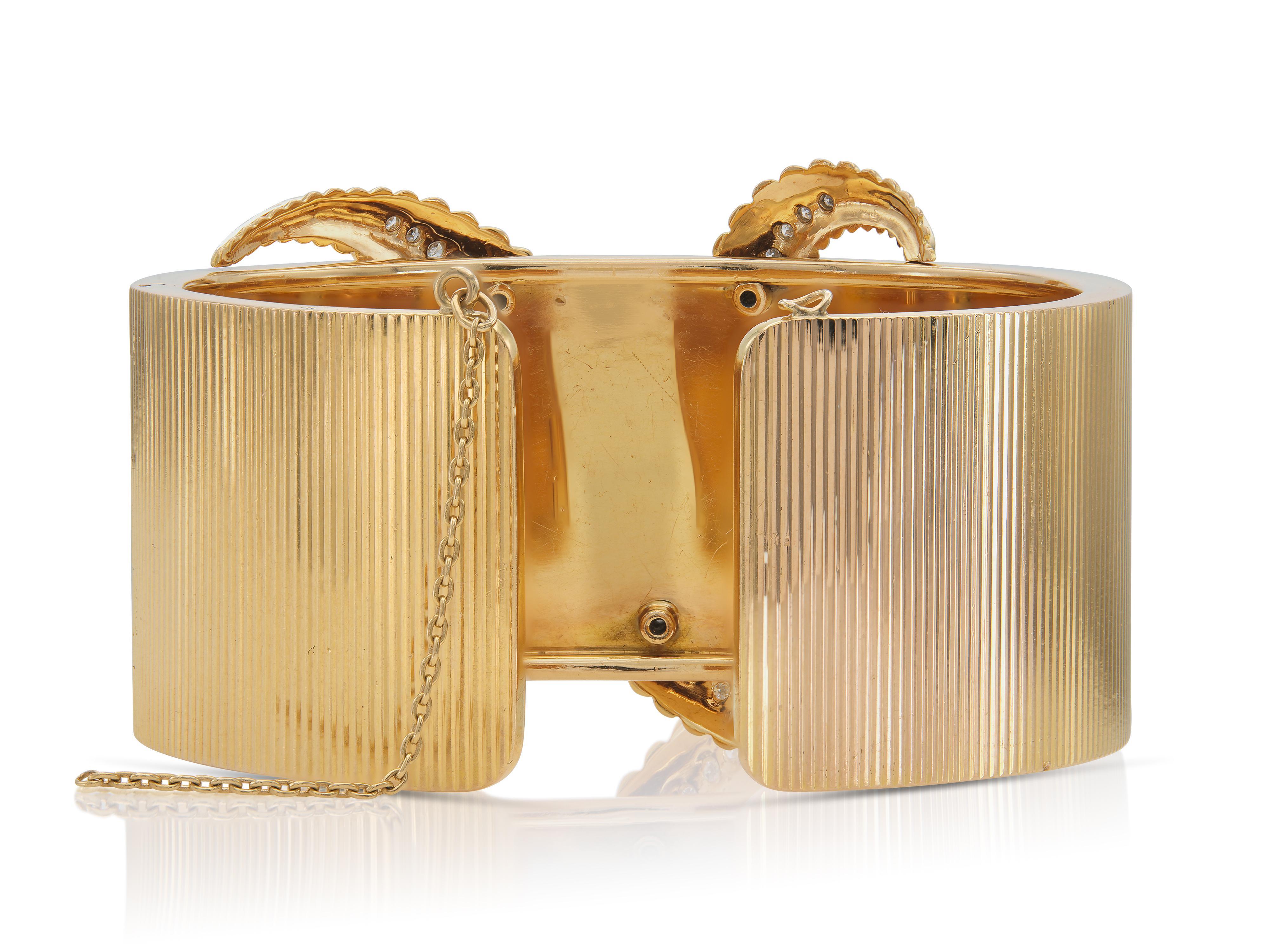 Pulsera puño pluma de oro acanalada vintage años 40 retro con diamantes Retro en venta