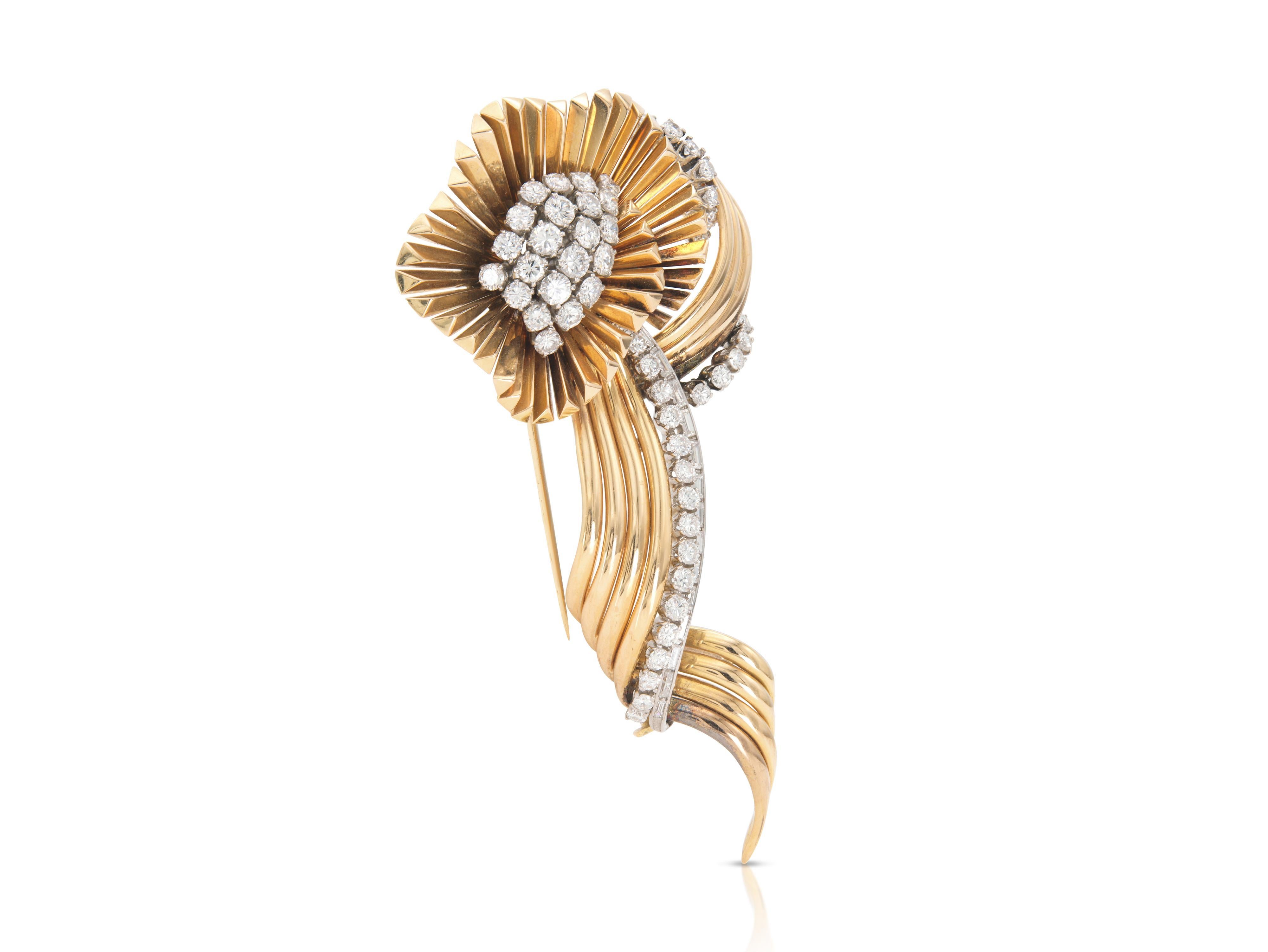 Finemente realizzato in oro rosa 18 carati e platino con diamanti rotondi a taglio Brilliante e Baguette per un peso totale di circa 6,00 carati.
Circa anni '1940
3 1/2 x 1 3/4 pollici
