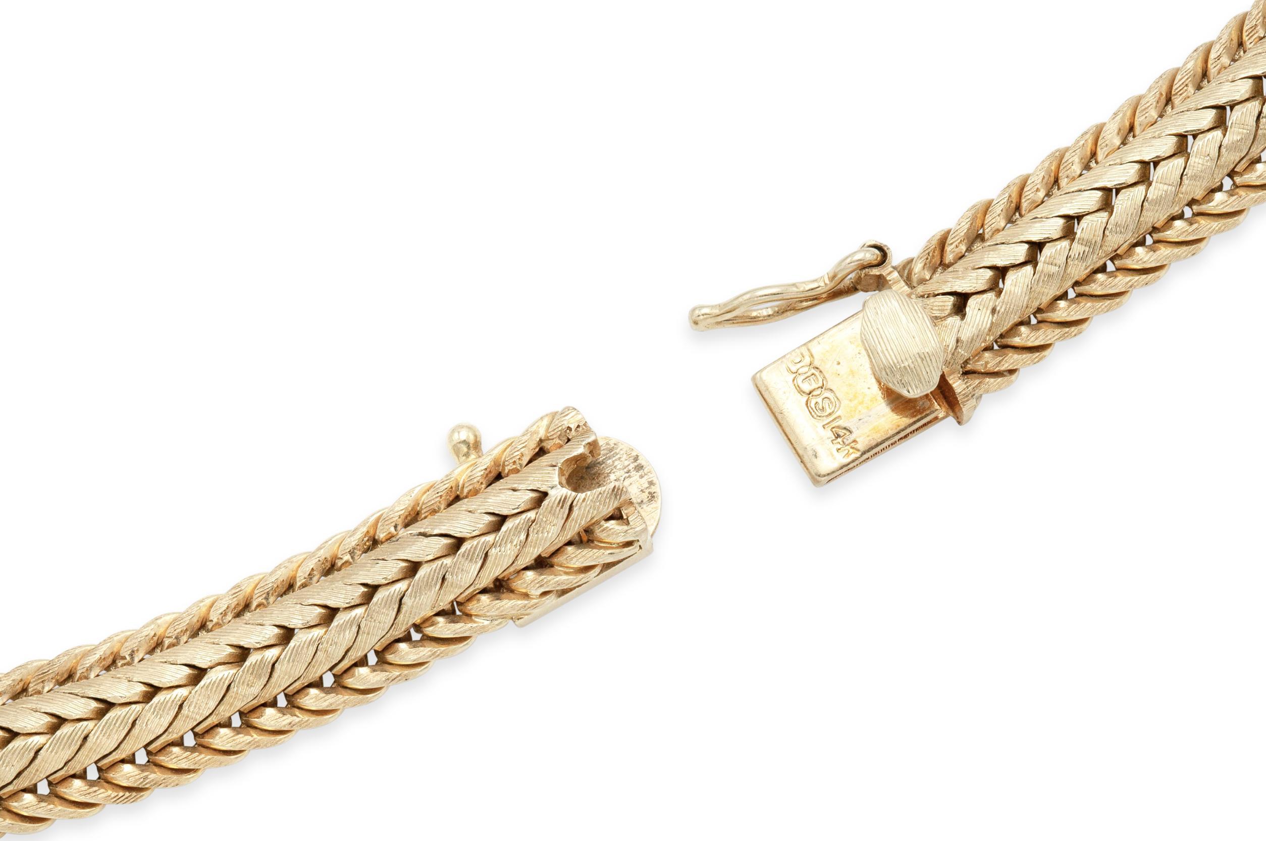 Taille ronde Vintage 1940s Retro Gold Arrow Necklace with Diamonds en vente