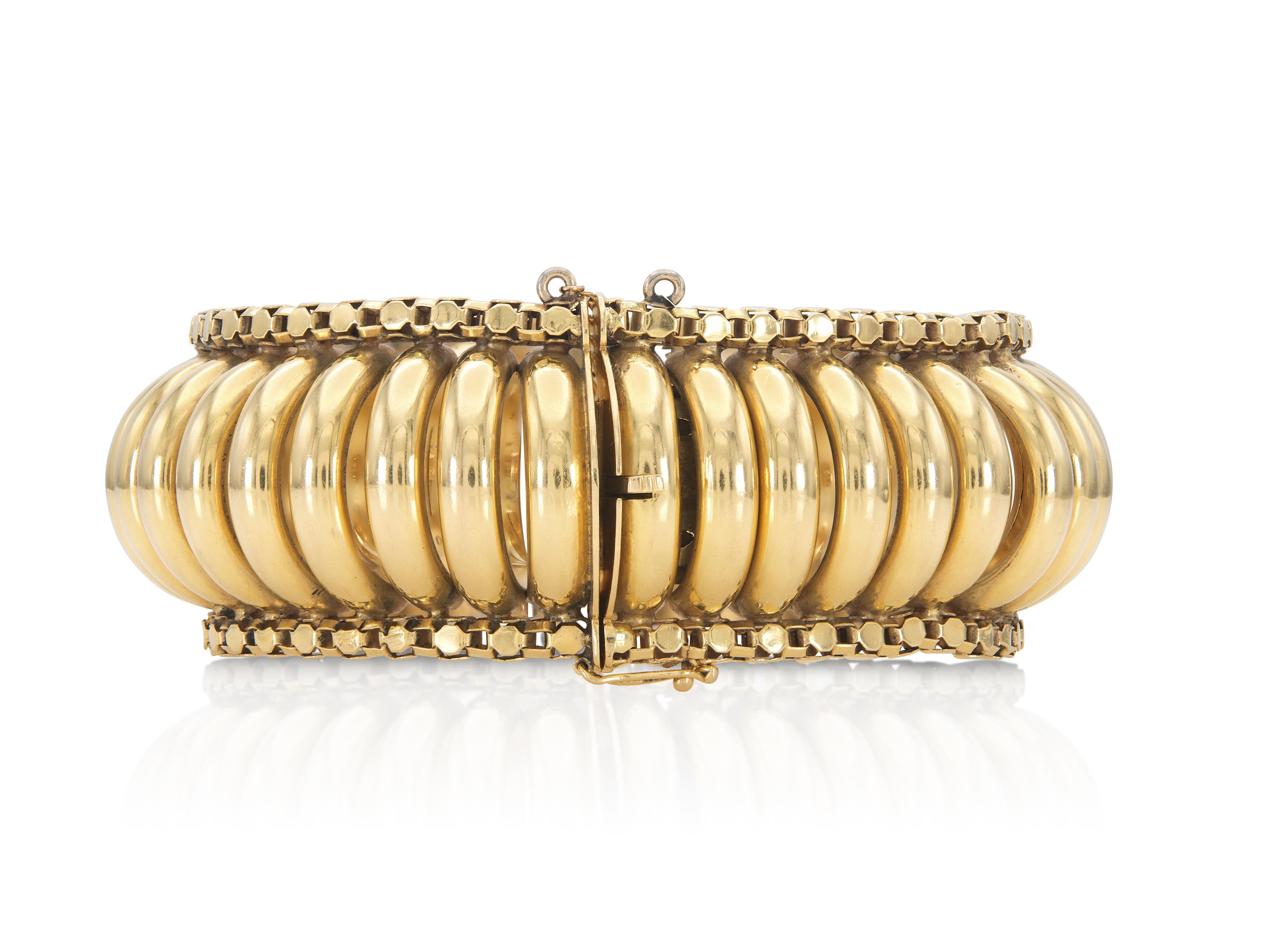 Vintage 1940s Retro Gold Domed Link Bracelet In Good Condition For Sale In New York, NY