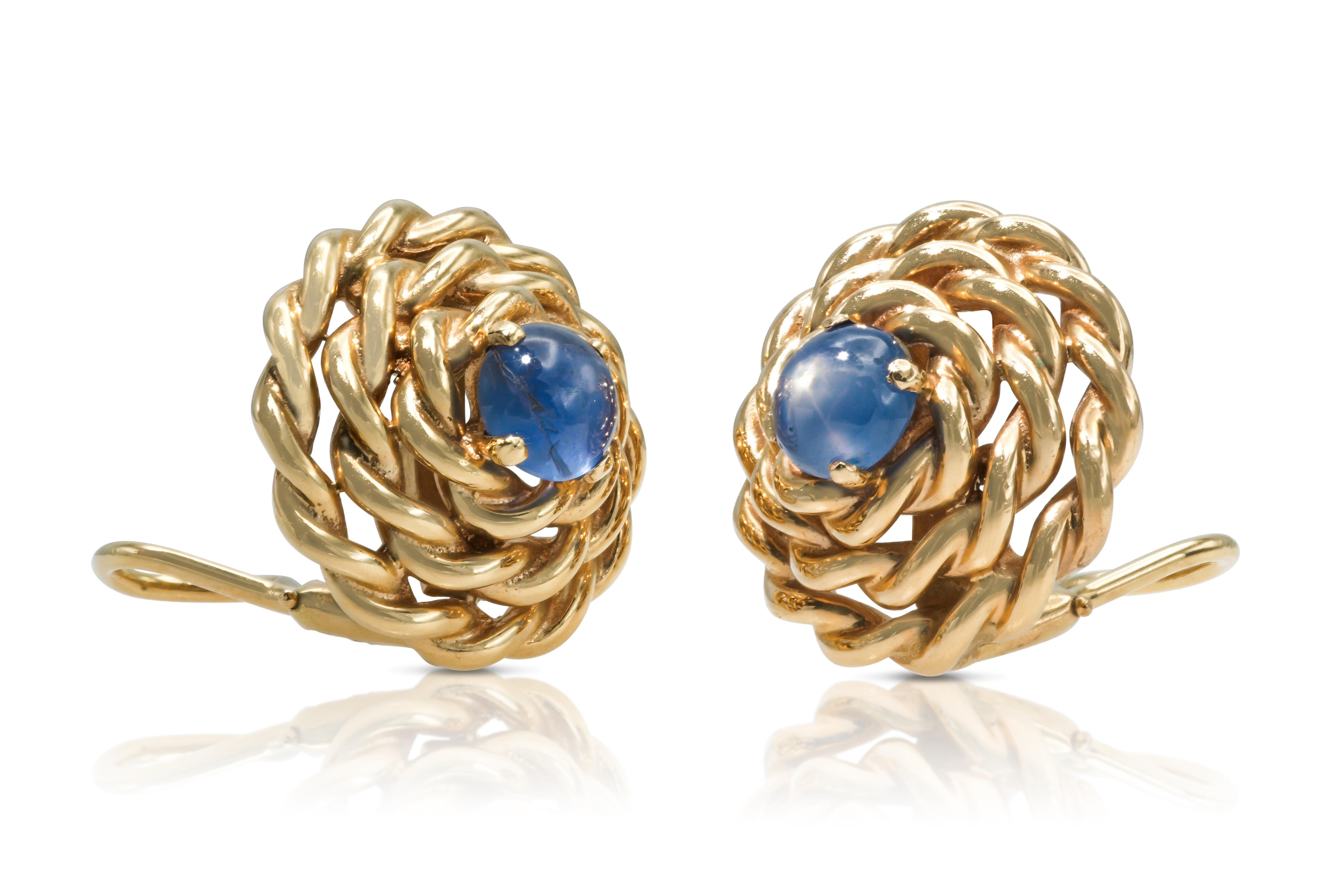 Finement travaillée en or jaune 14k avec 2 rubis étoilés cabochons pesant approximativement un total de 1,50 carat.
Circa 1940s
Diamètre de 3/4 de pouce