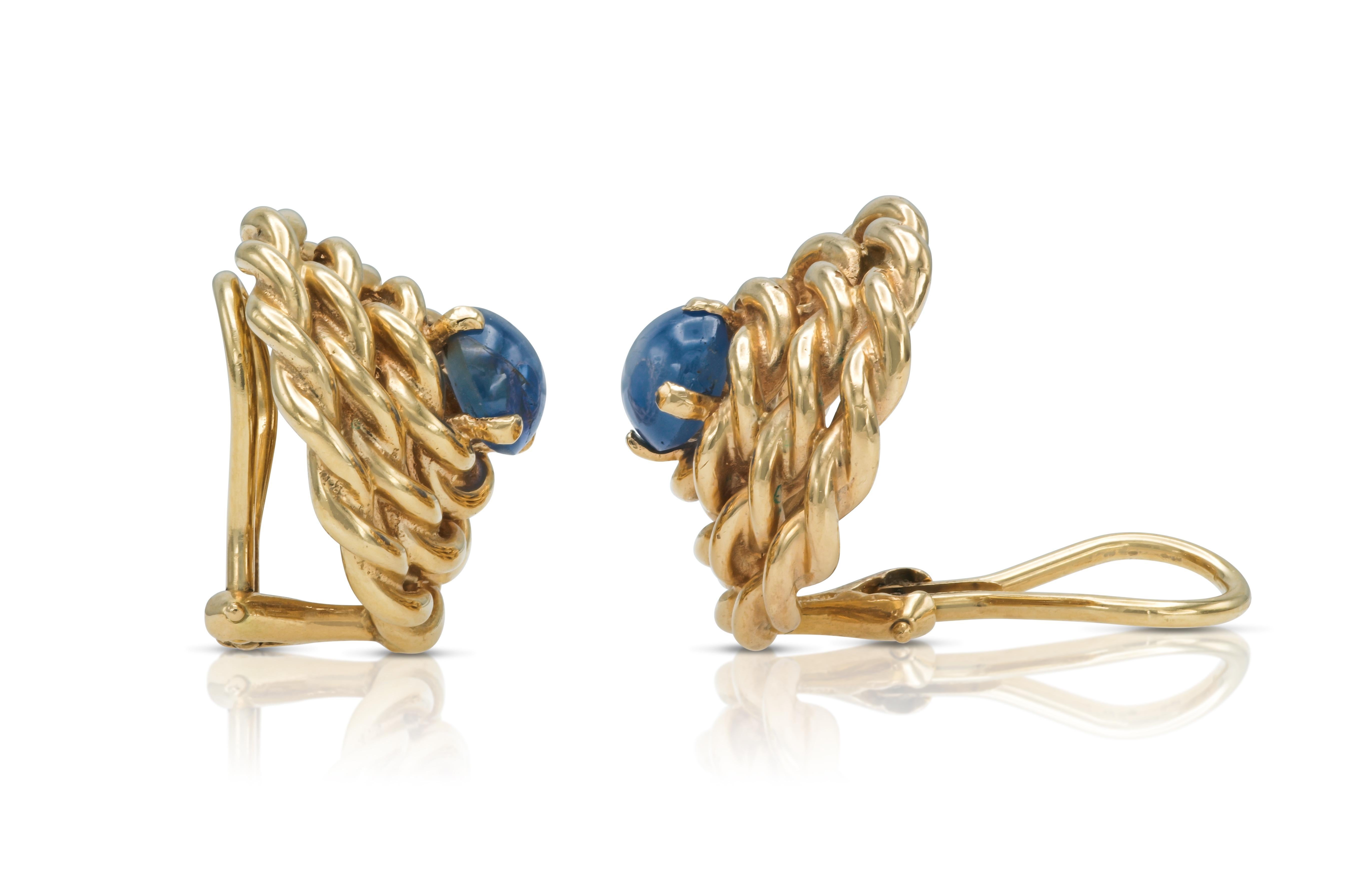 Rétro Boucles d'oreilles en or rétro des années 1940 avec saphirs étoilés en cabochon en vente