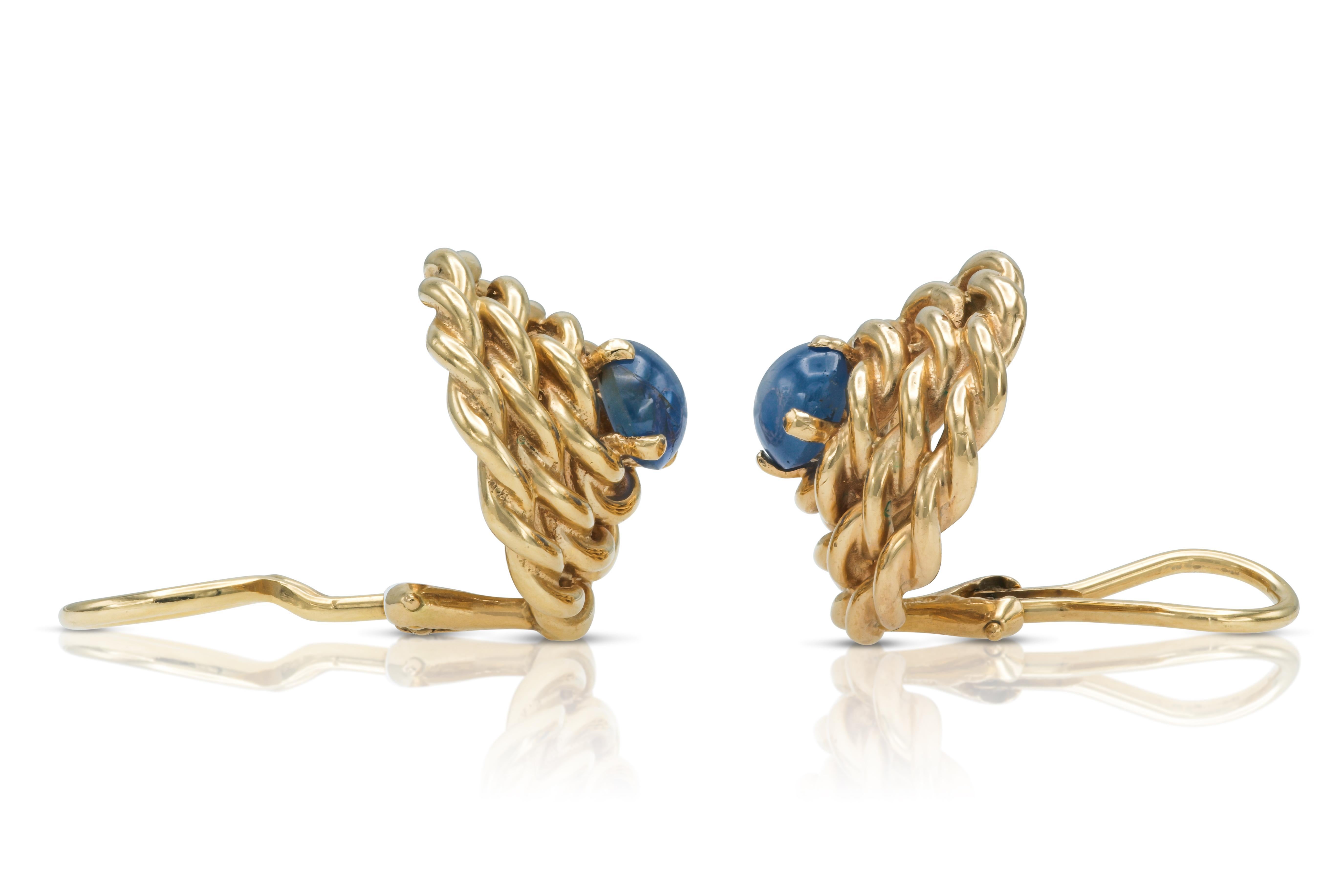 Taille cabochon Boucles d'oreilles en or rétro des années 1940 avec saphirs étoilés en cabochon en vente