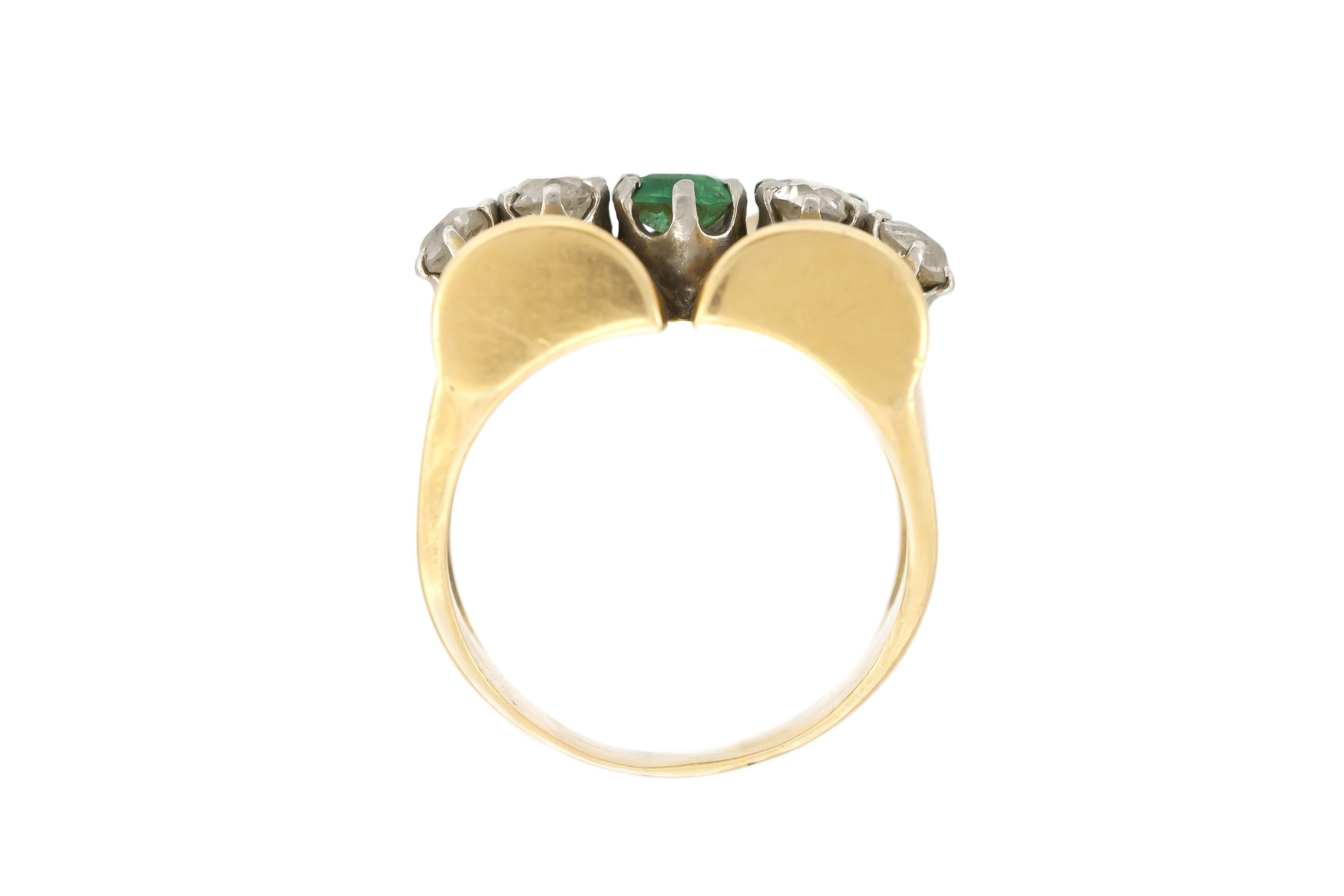 Vintage 1940s Retro Gold, Emerald & Diamond Ring In Good Condition For Sale In New York, NY