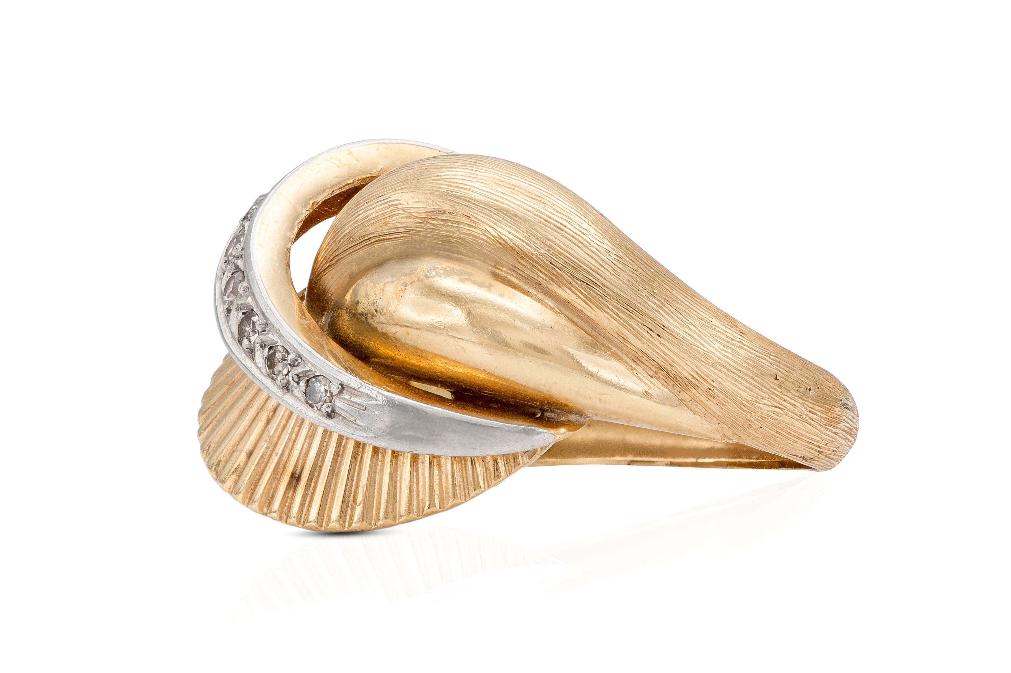 Finemente realizzato in oro giallo 18 carati e platino con diamanti rotondi taglio Brilliante per un peso totale di circa 0,30 carati.
CIRCA anni '40
Taglia 4 1/2, ridimensionabile