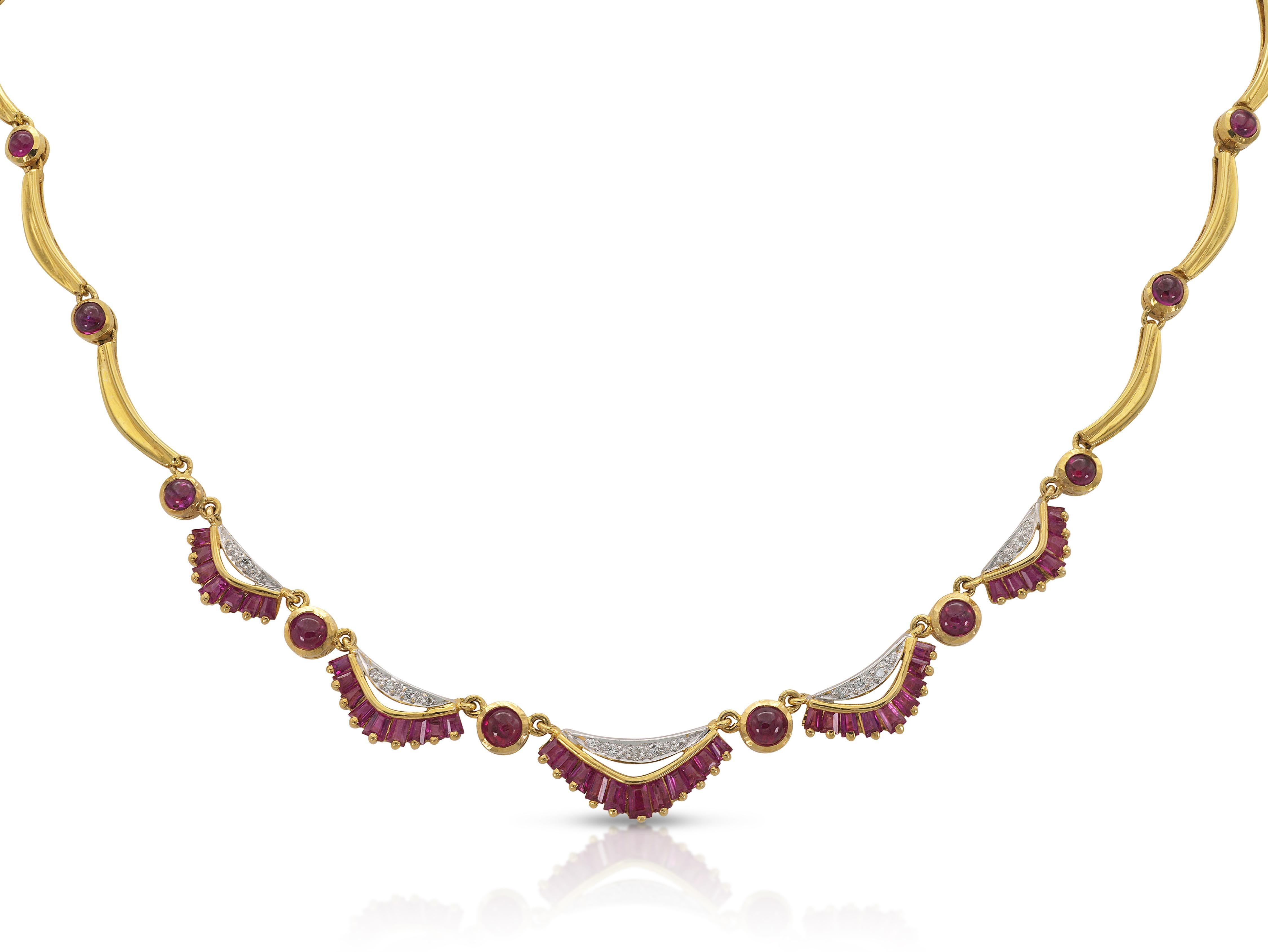 Fein in Handarbeit in 14k Gelbgold mit konischen Baguetteschliff und Cabochon Rubine mit einem Gesamtgewicht von ca. 5,00 Karat, und runde Brillantschliff Diamanten mit einem Gesamtgewicht von ca. 0,40 Karat.
CIRCA 1940er Jahre
17 Zoll lang