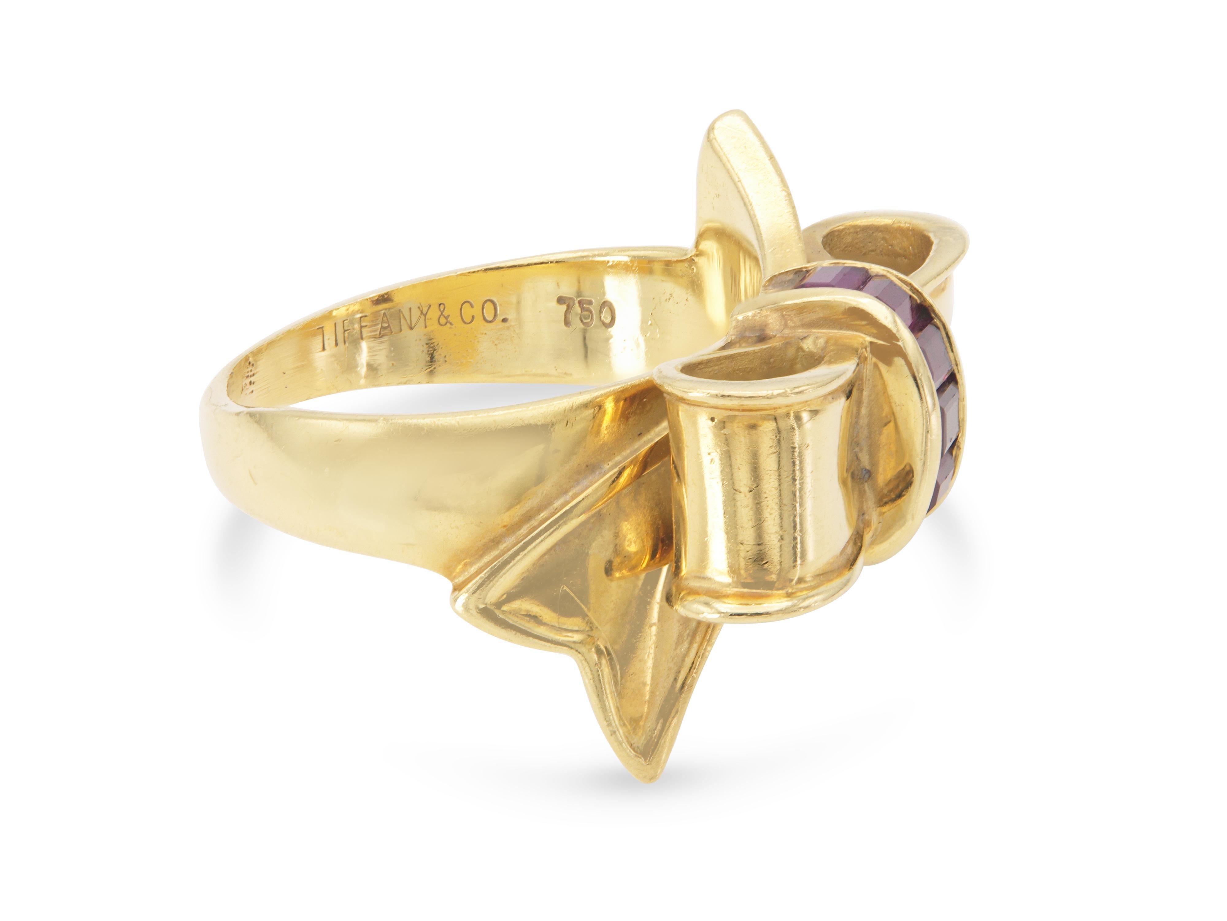 Vintage 1940s Retro Tiffany & Co. Gold Bow Ring with Rubies Corte baguette en venta