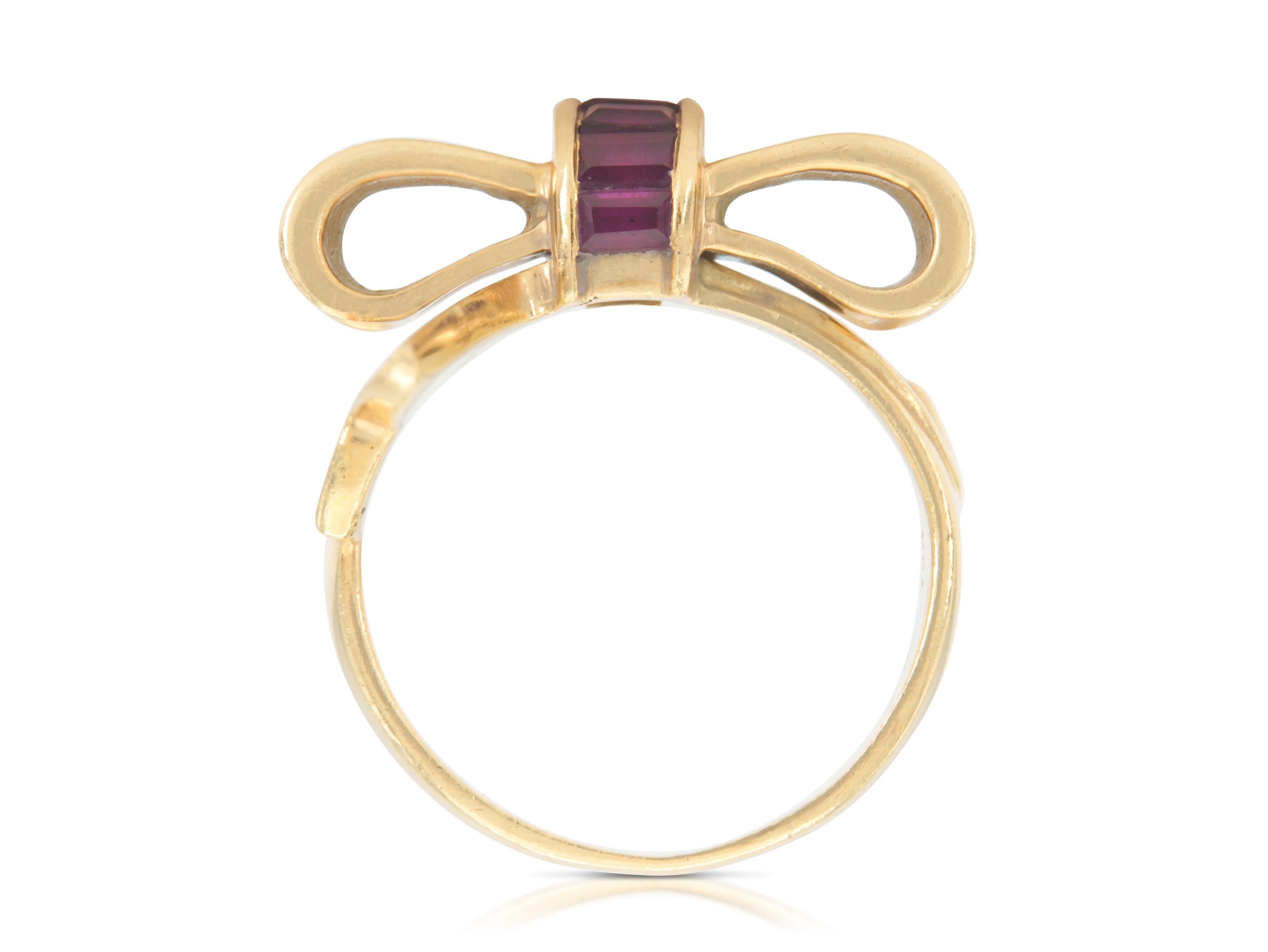 De las mujeres Vintage 1940s Retro Tiffany & Co. Gold Bow Ring with Rubies en venta