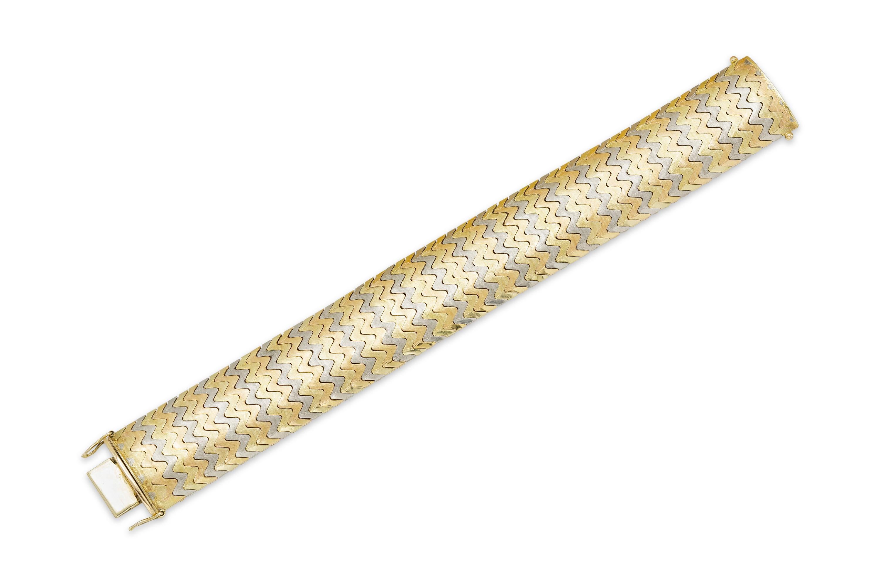 Finement travaillée en or jaune, blanc et rose 18 carats.
Circa 1940s
7 1/2 x 1 pouces