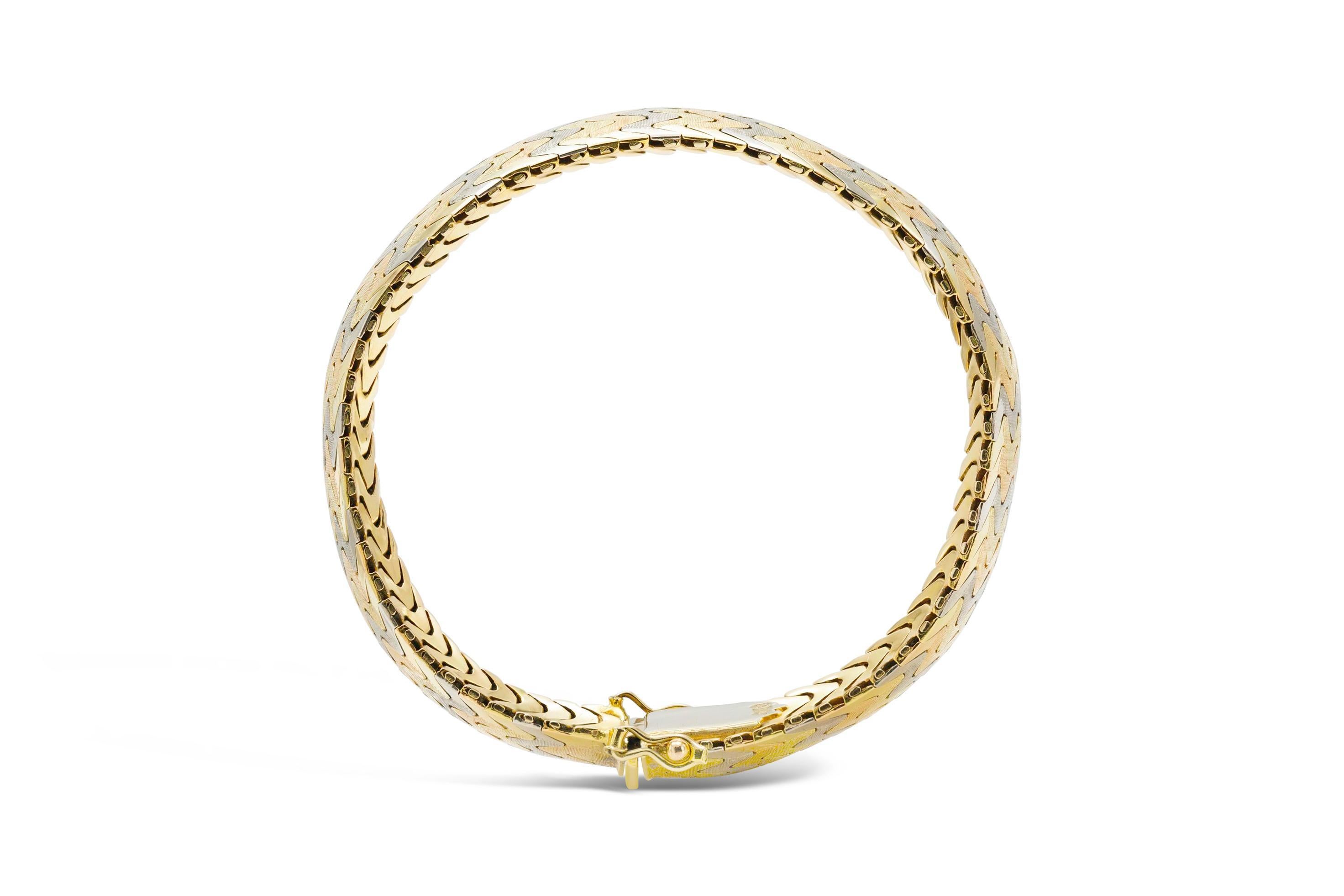 Vintage 1940s Retro Tri-Toned Wave Link Bracelet Bon état - En vente à New York, NY