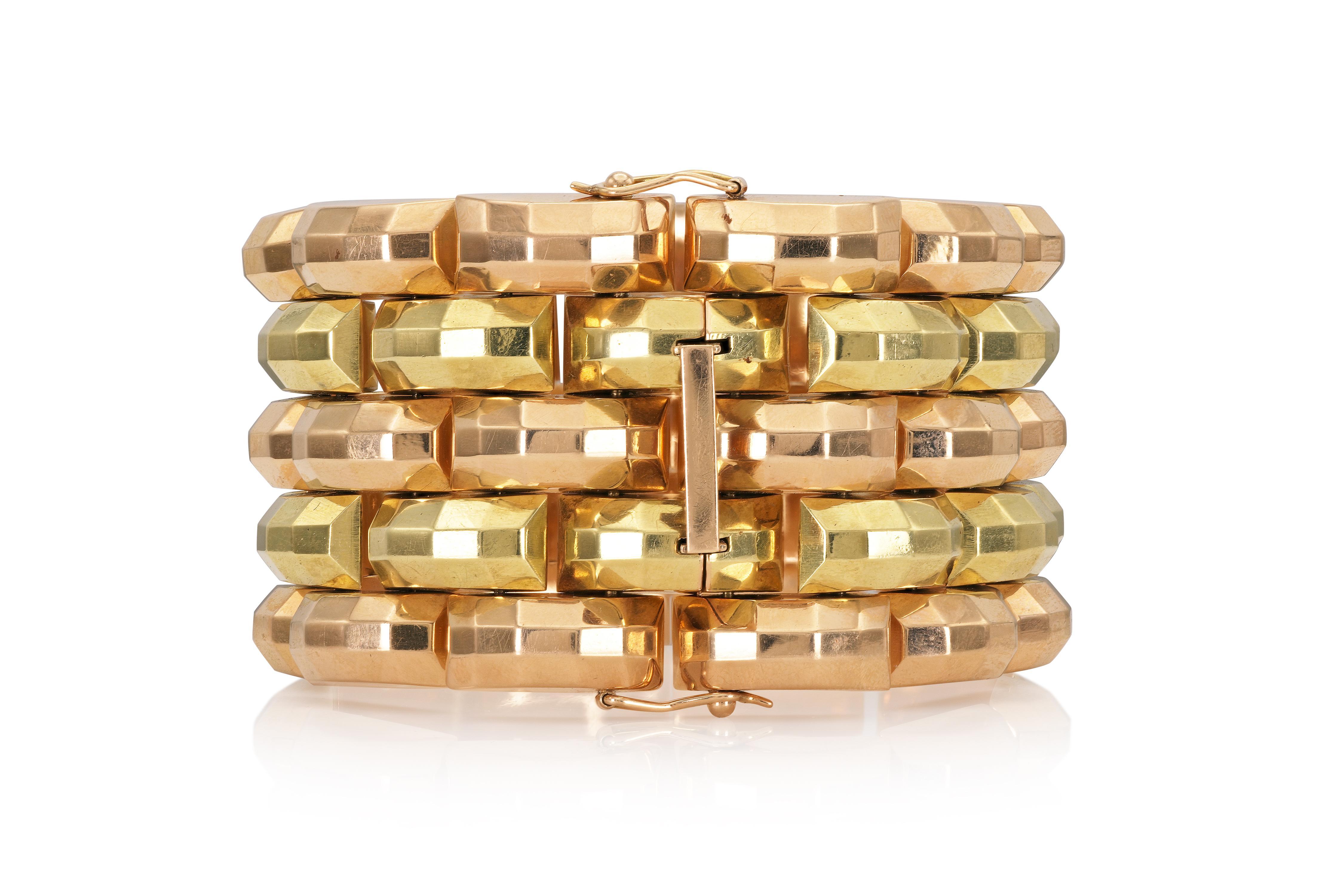 Vintage 1940s Retro Two-Toned Gold Bracelet In Good Condition For Sale In New York, NY