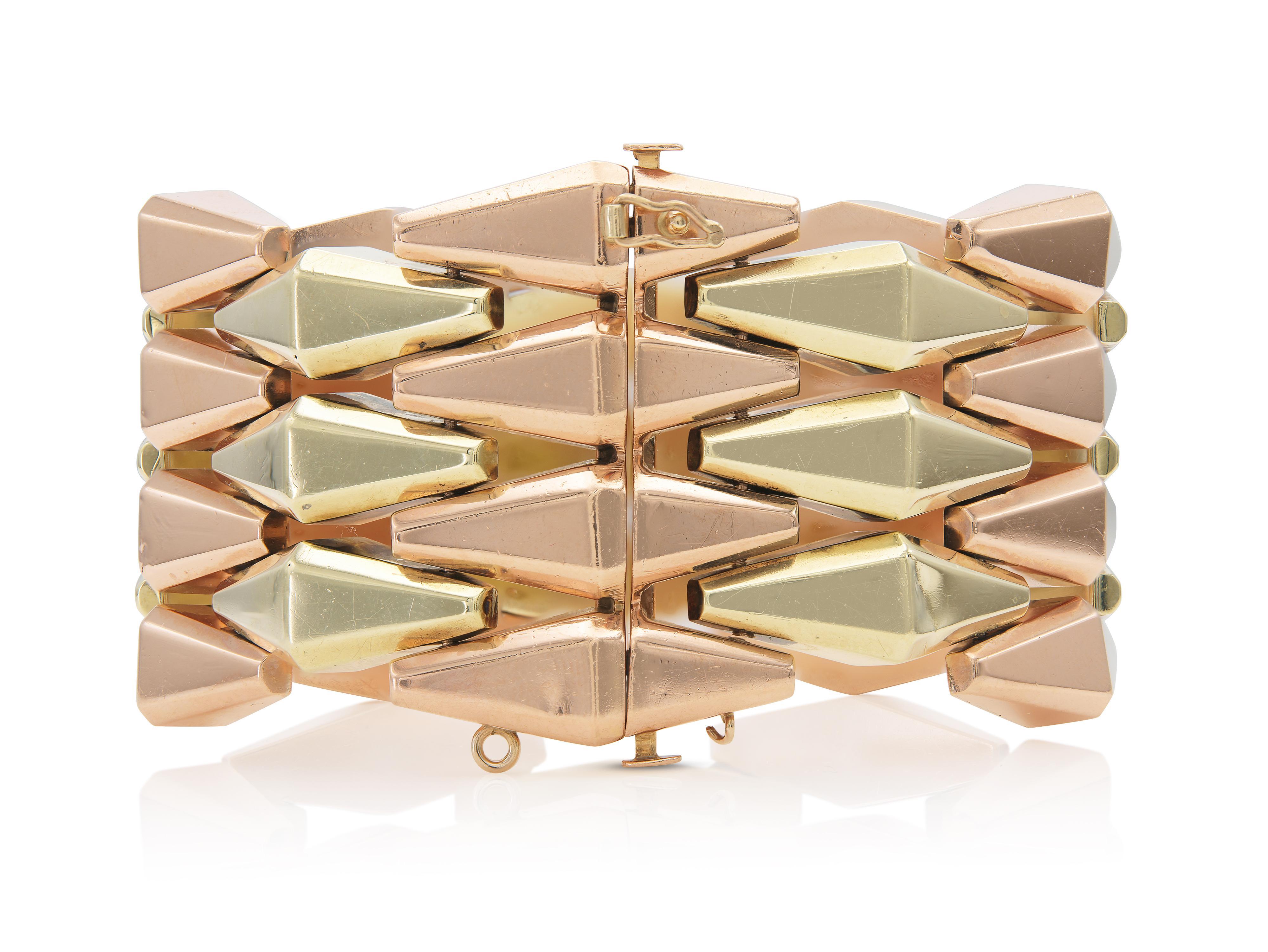 Rétro Vintage 1940s Retro Two-Toned Gold Link Bracelet en vente