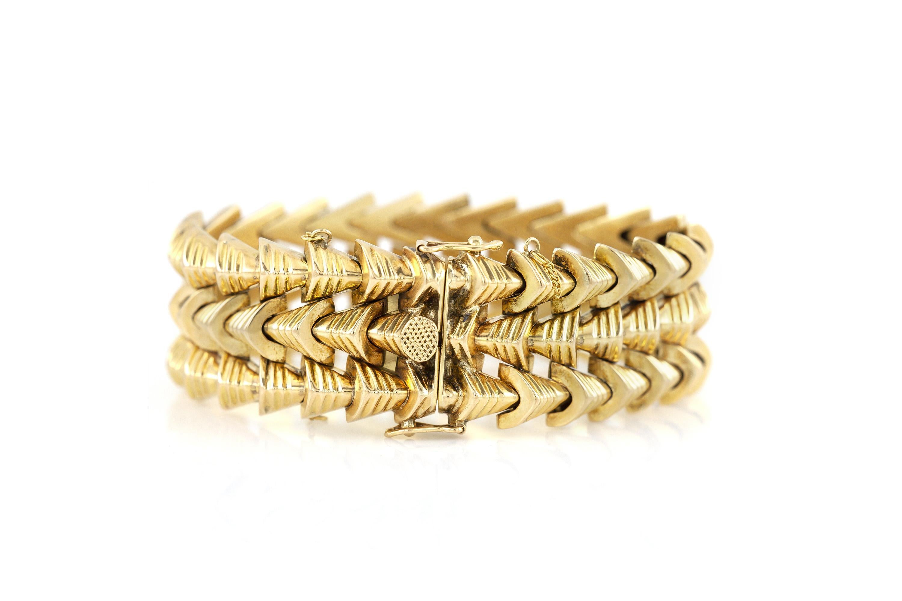 Vintage 1940s Rose Gold Triangle Link Bracelet In Good Condition For Sale In New York, NY