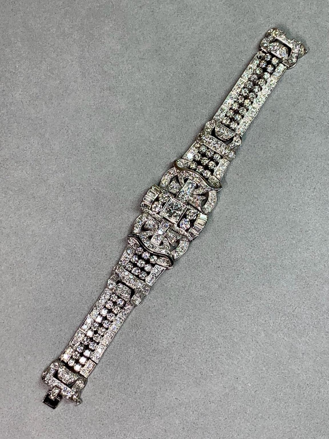 Uno straordinario bracciale vintage con diamanti degli anni '40, realizzato a mano in platino con un audace motivo geometrico emblematico del glamour e della precisione dell'epoca. Al centro si trova un diamante rotondo taglio brillante di circa