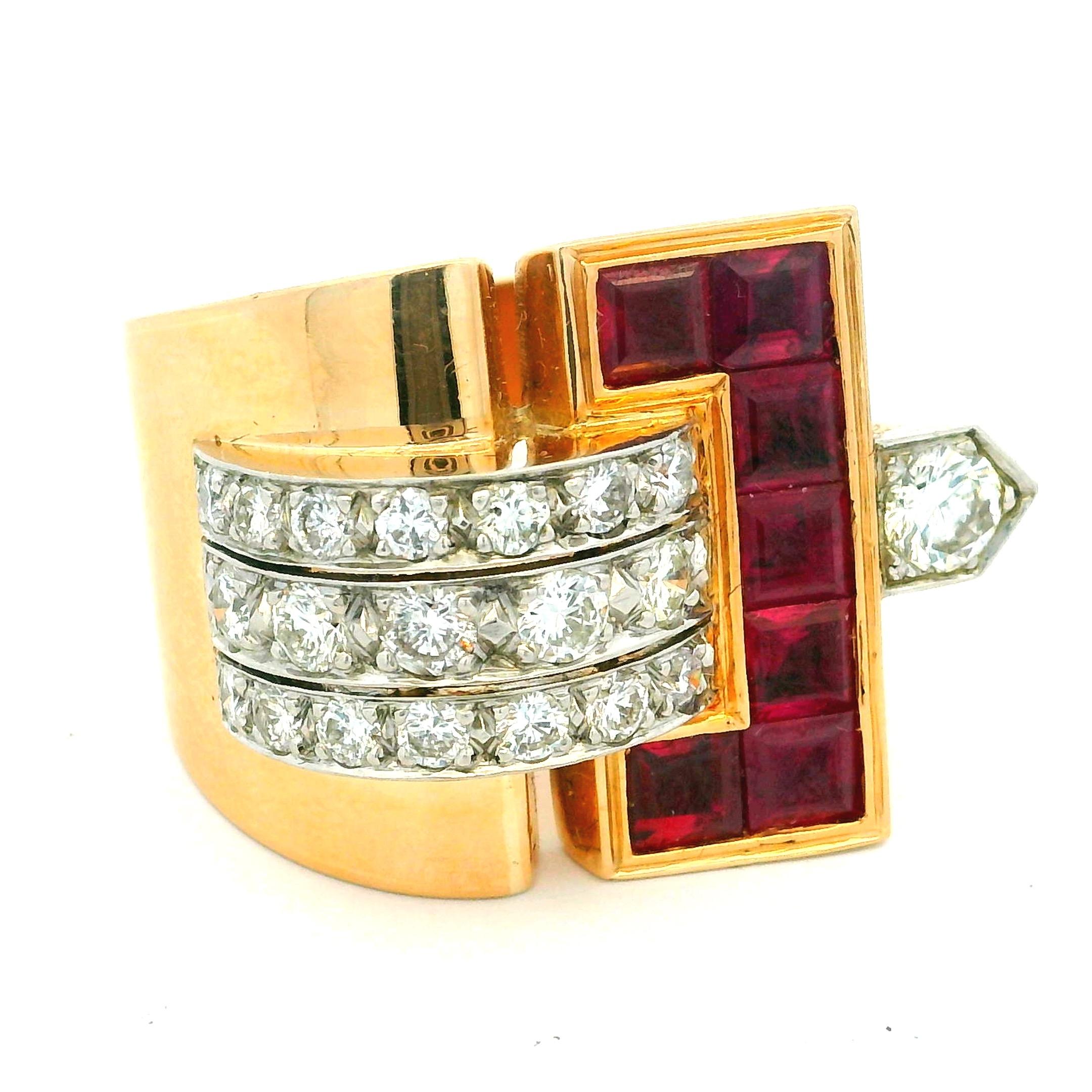 This stunning 1940s vintage buckle ring captures the bold elegance of the Art Deco era, crafted in rich 18K yellow gold. The geometric design features 22 brilliant-cut diamonds totaling approximately 2.20 carats, paired with 7 vibrant square-cut