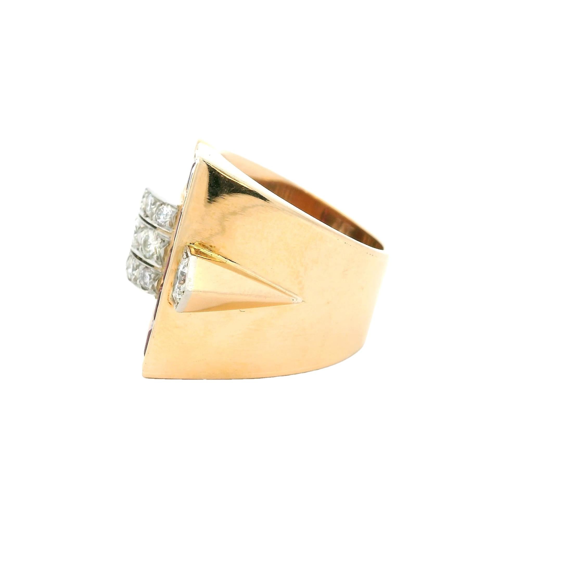 Art Déco Anello con fibbia in oro giallo 18 carati con rubino e diamanti, vintage, anni '40 - stile Art Deco in vendita