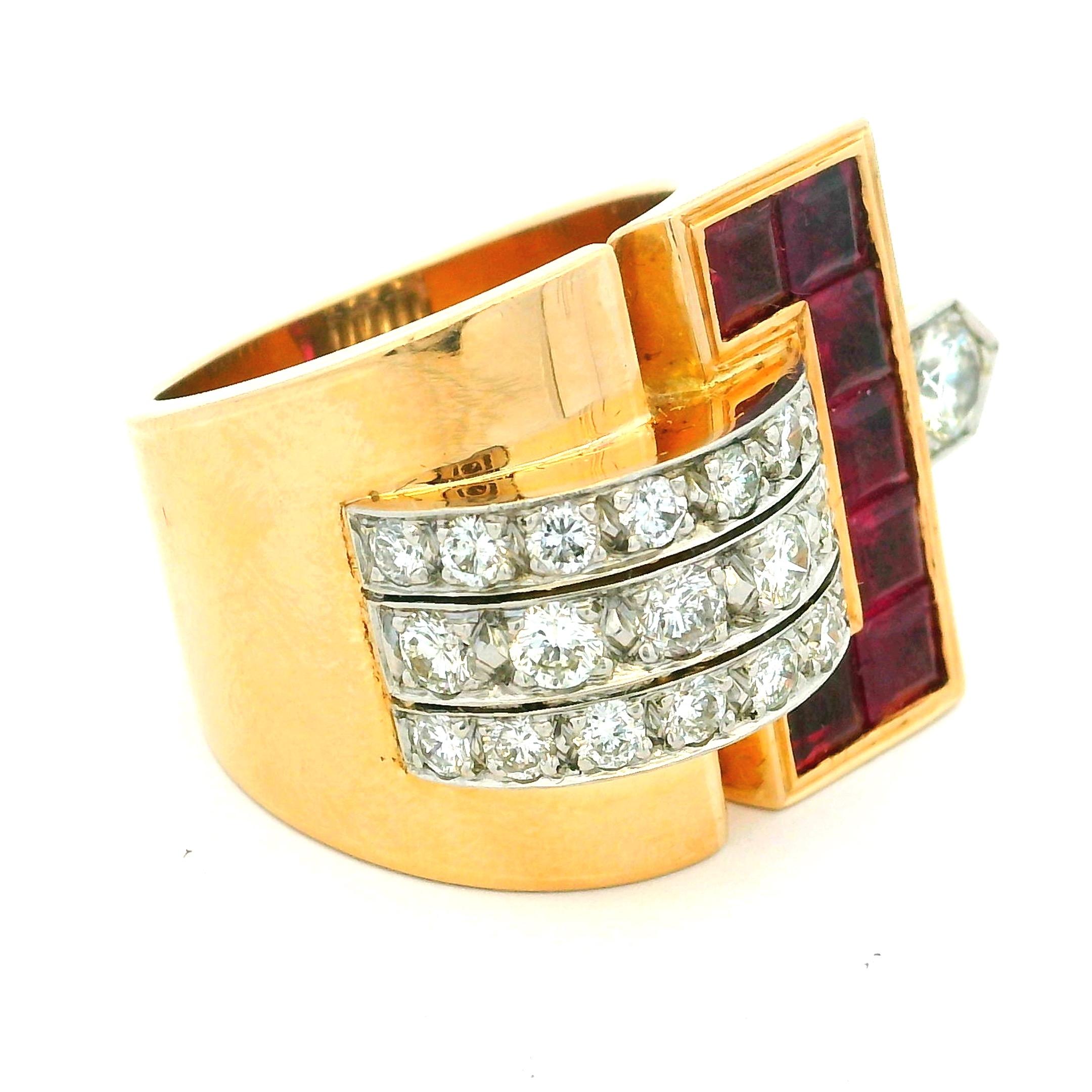 Art déco Vintage 1940s Ruby and Diamond Buckle Ring in 18K Yellow Gold - Art Deco Style en vente