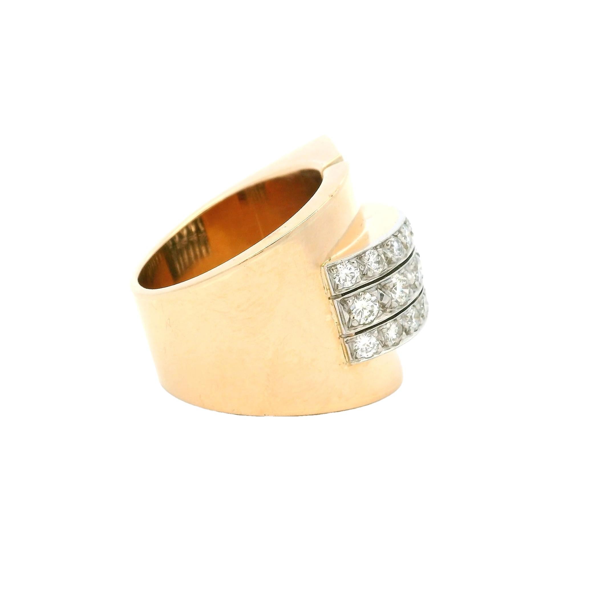 Taglio rotondo Anello con fibbia in oro giallo 18 carati con rubino e diamanti, vintage, anni '40 - stile Art Deco in vendita