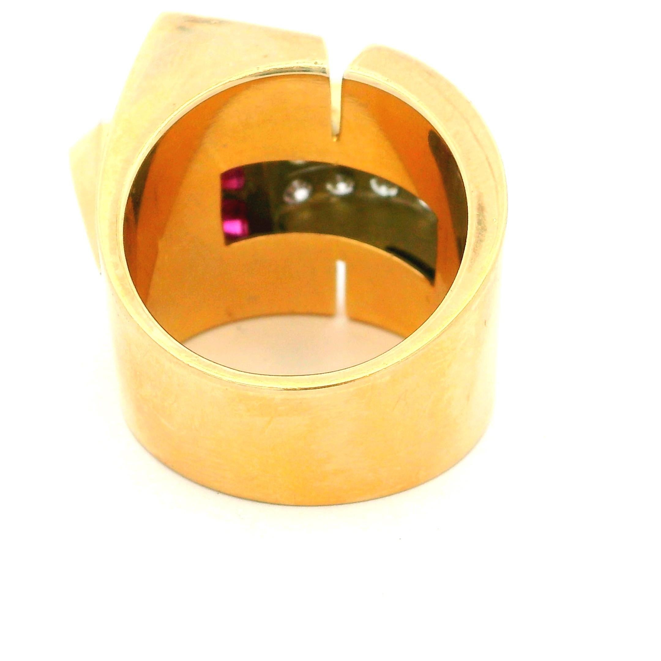 Vintage 1940s Ruby and Diamond Buckle Ring in 18K Yellow Gold - Art Deco Style Excellent état - En vente à Miami, FL
