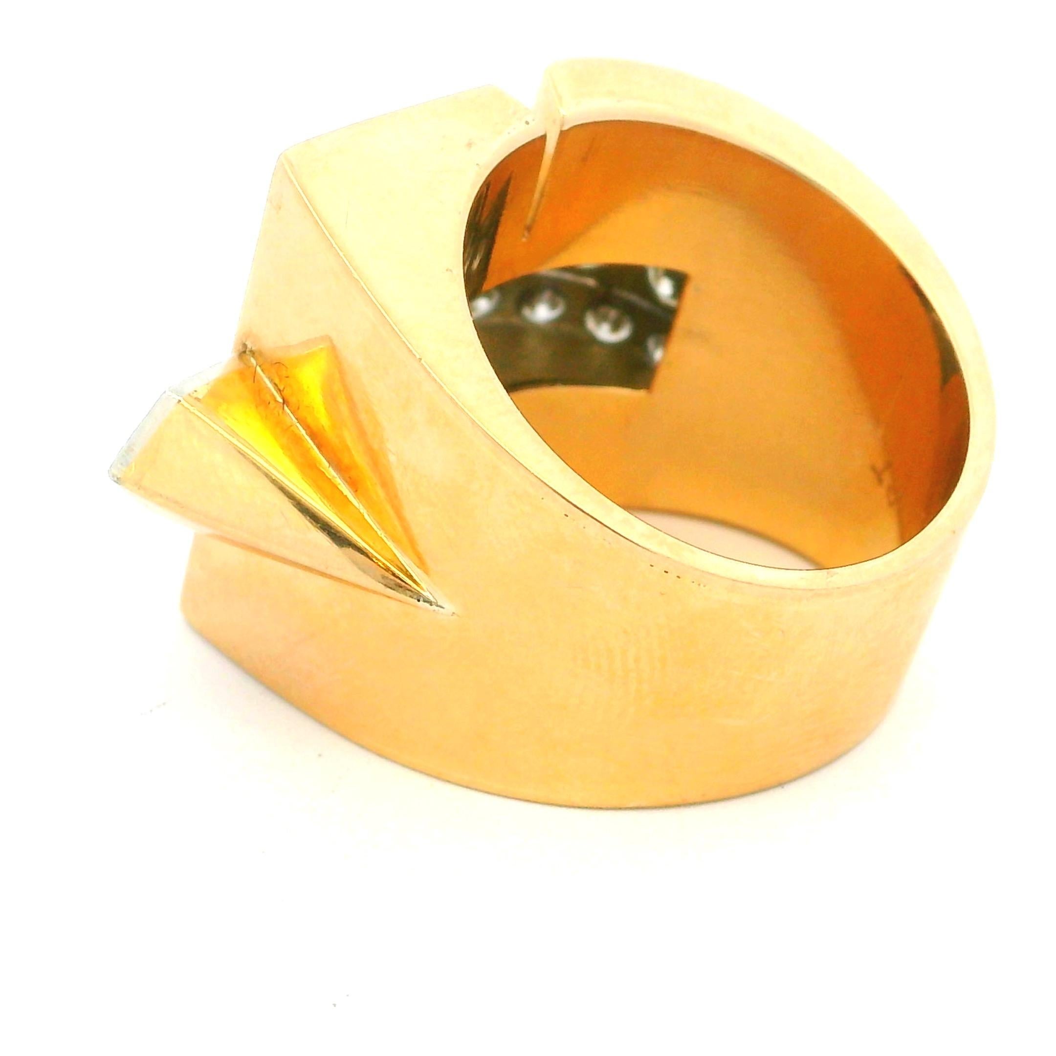 Vintage 1940s Ruby and Diamond Buckle Ring in 18K Yellow Gold - Art Deco Style Unisexe en vente