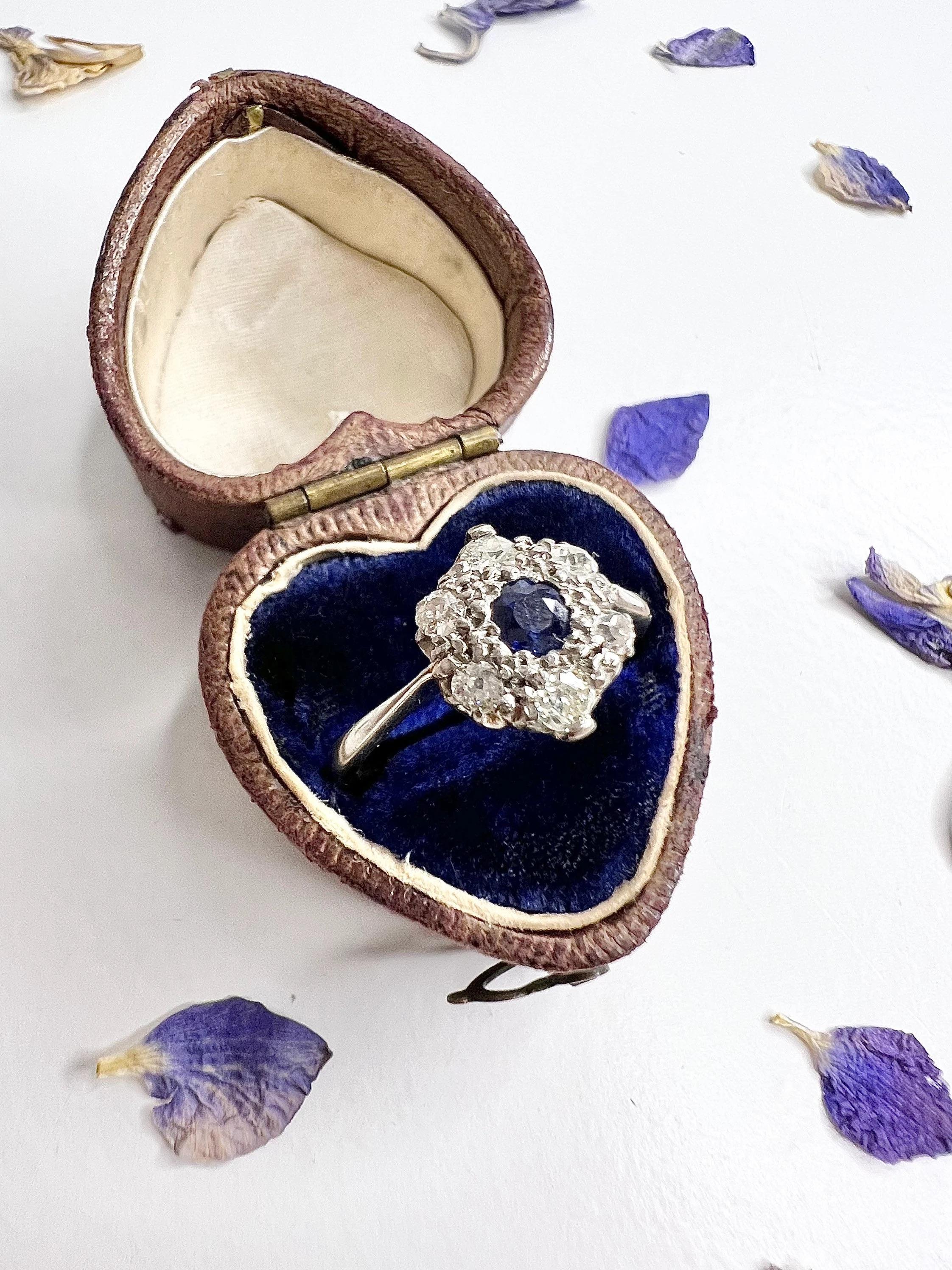 Vintage 1940’s Sapphire & Diamond Daisy Ring In Good Condition For Sale In Brighton, GB