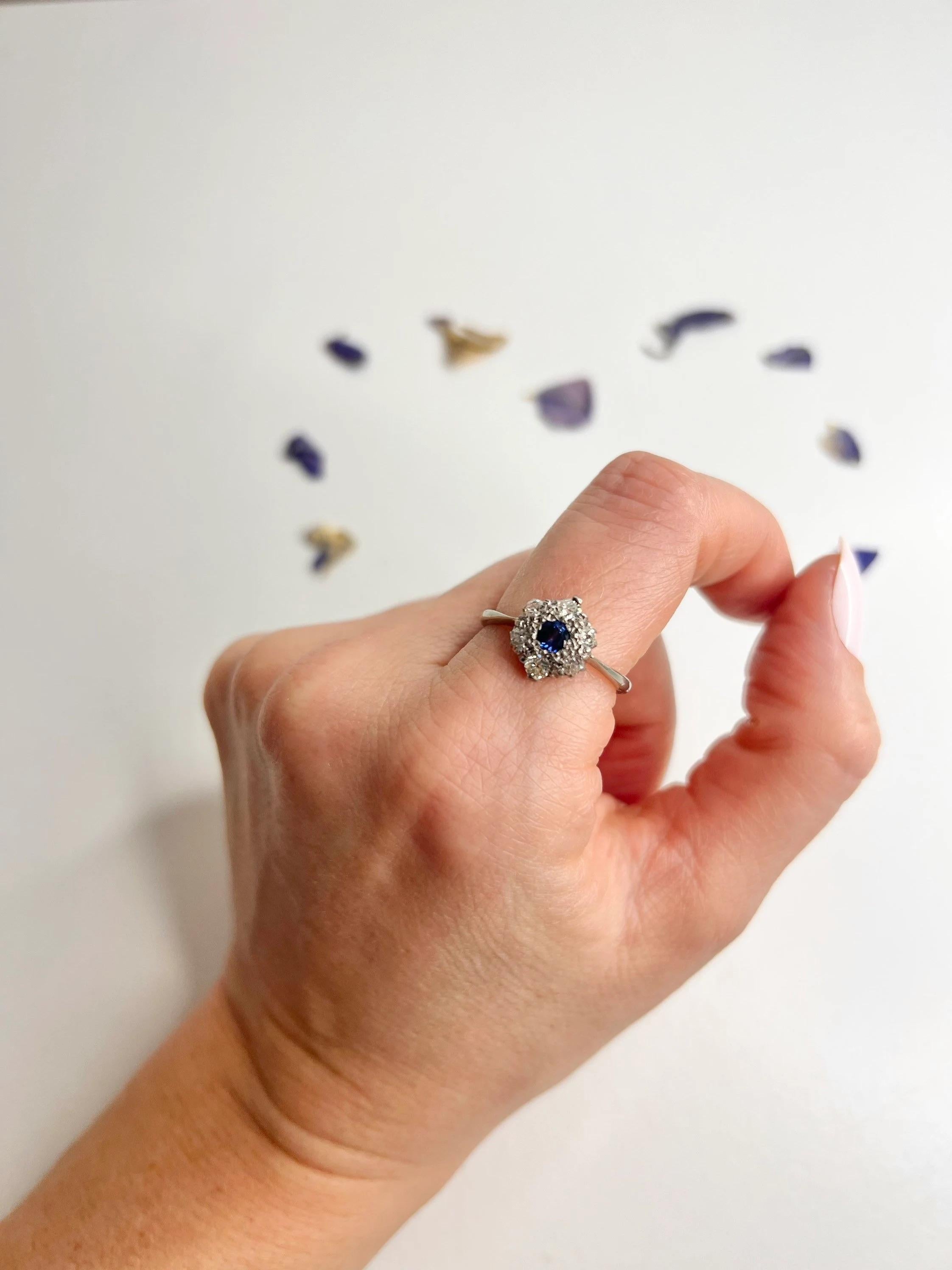 Vintage 1940’s Sapphire & Diamond Daisy Ring For Sale 2