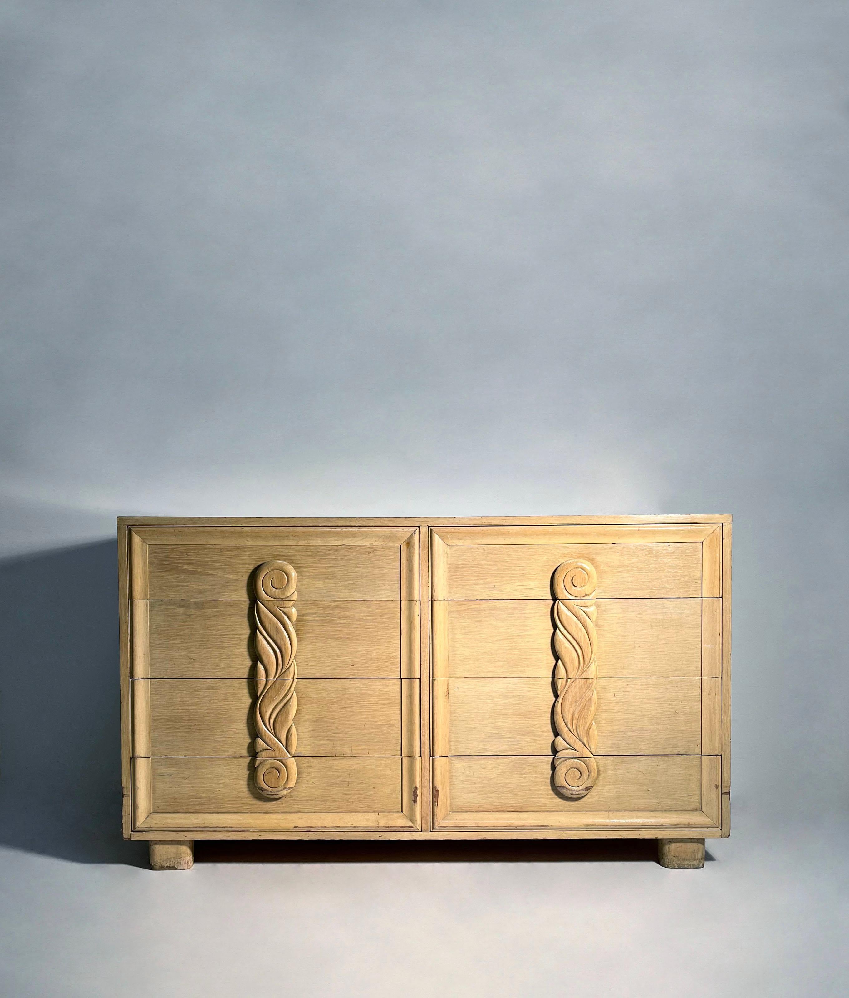 Vintage 1940's Sideboard Chest ( Dresser Cabinet ) von Rockford Furniture Company. 

Der Schrank muss restauriert werden, da das Furnier beschädigt wurde (vor allem auf einer Seite).