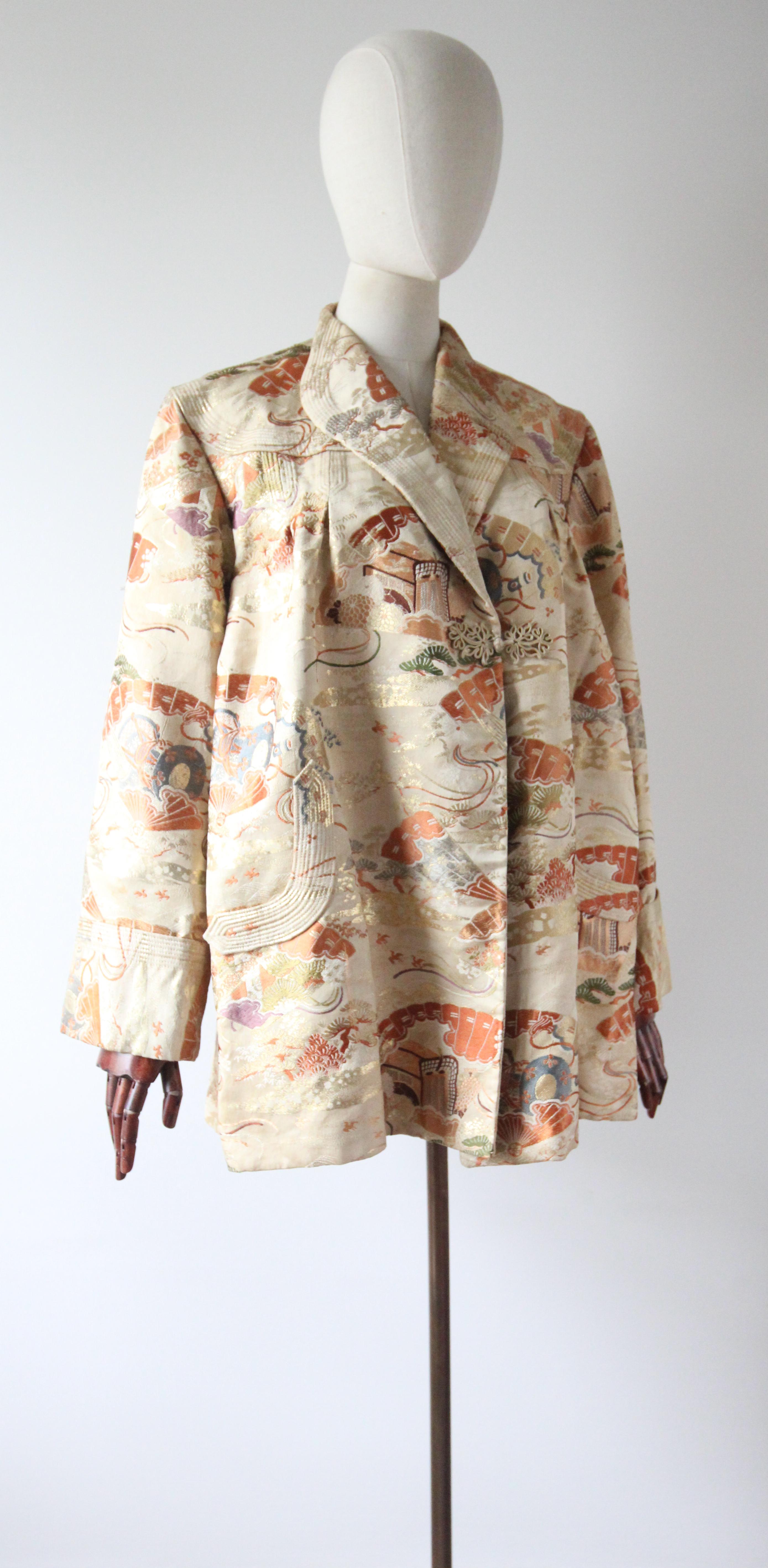 Beige Vintage 1940's Silk Brocade Jacket Original 1940's Chinoiserie Jacket UK 14-16 en vente