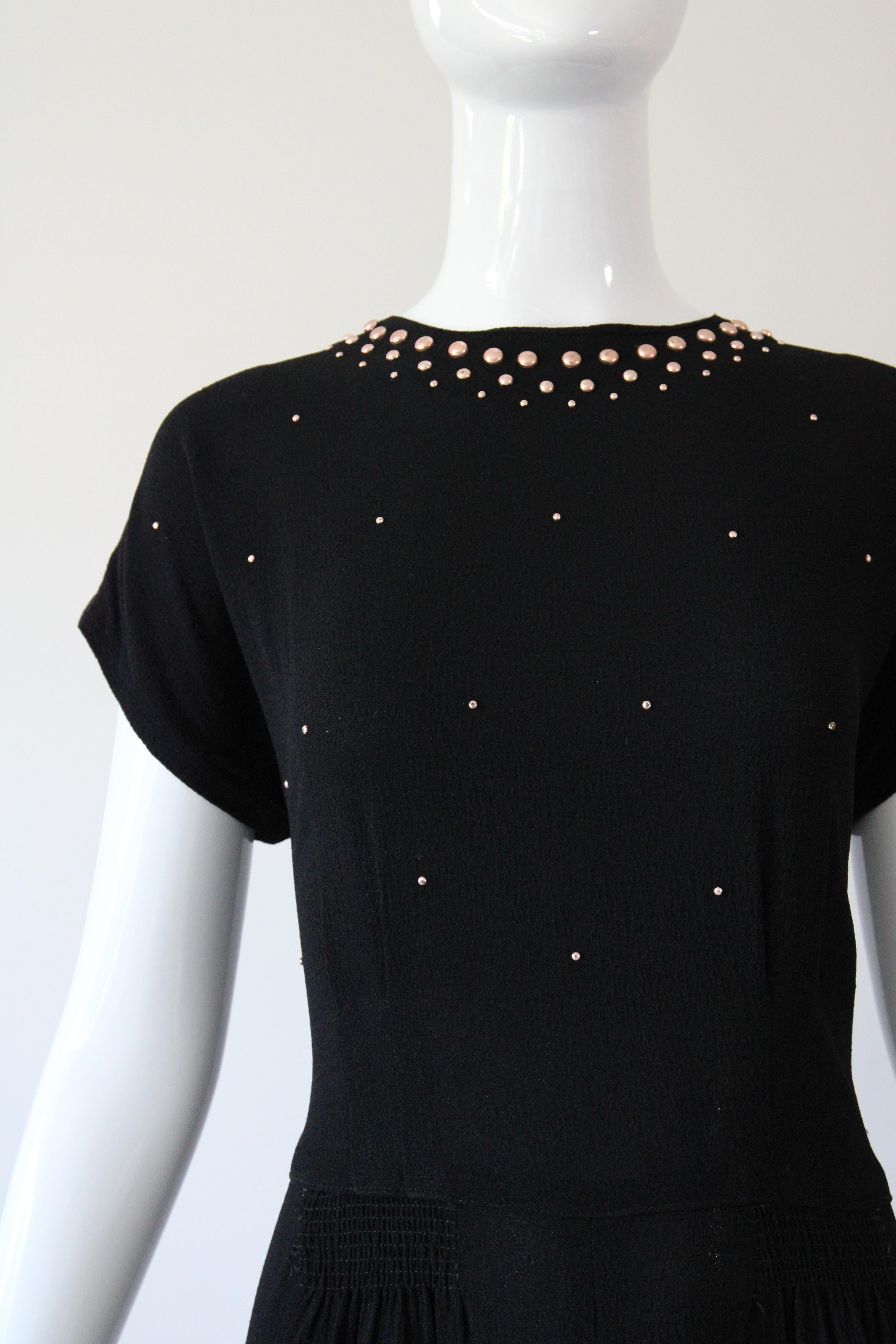 Vintage 1940's Seidenkleid Rose Gold Nieten Crepe Seidenkleid Schwarz UK 12 US 8 im Zustand „Gut“ im Angebot in Cheltenham, GB