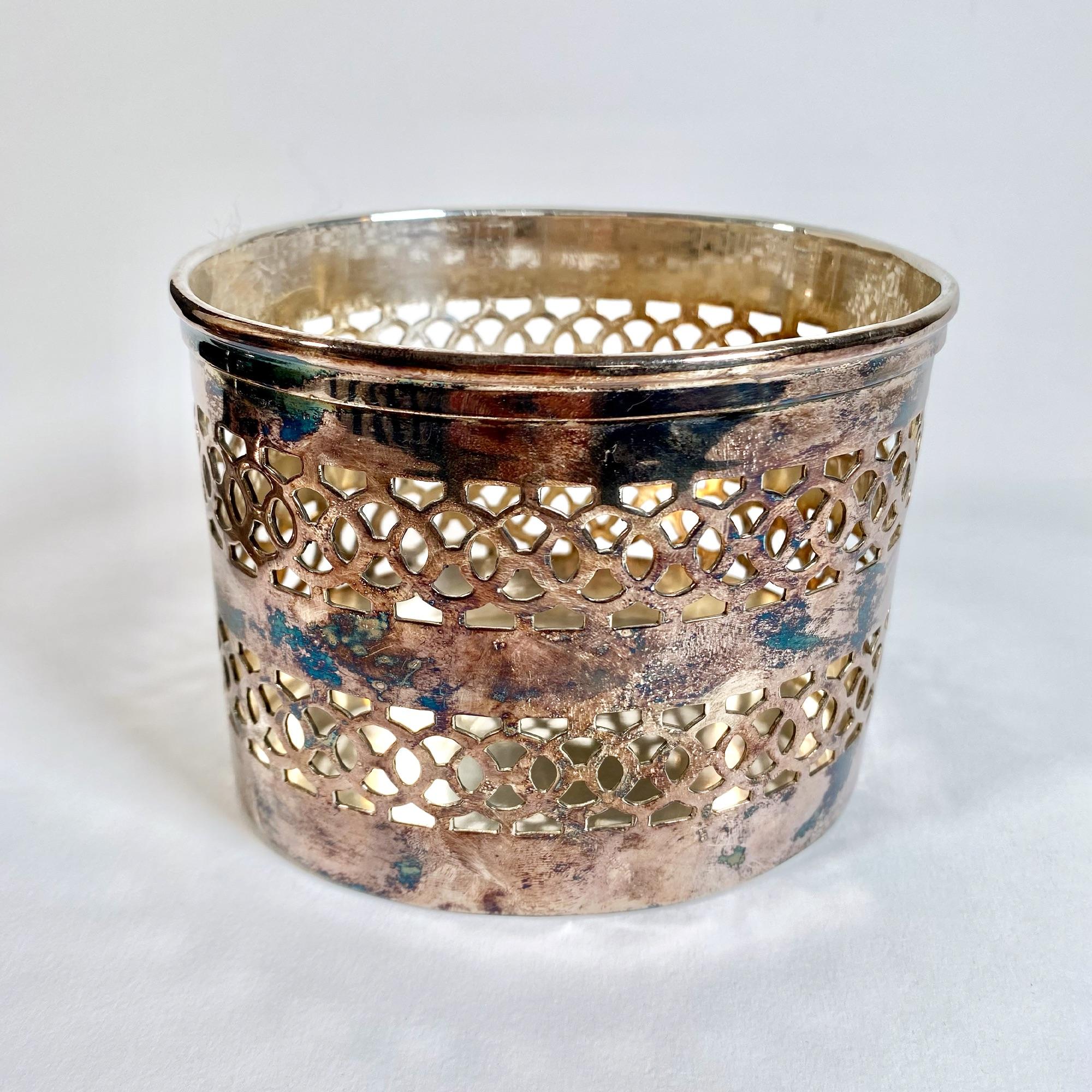 20ième siècle Boîte ajourée en argent des années 1940 en vente