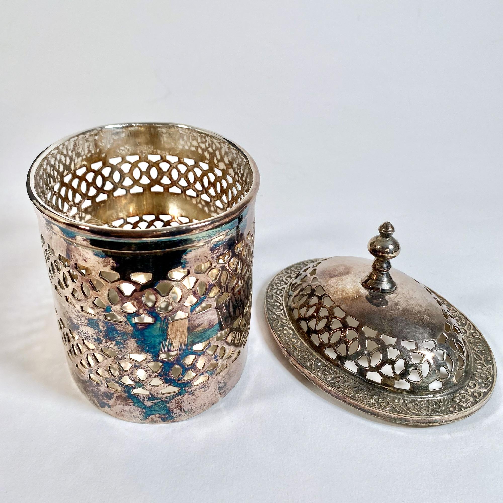 Boîte ajourée en argent des années 1940 en vente 1