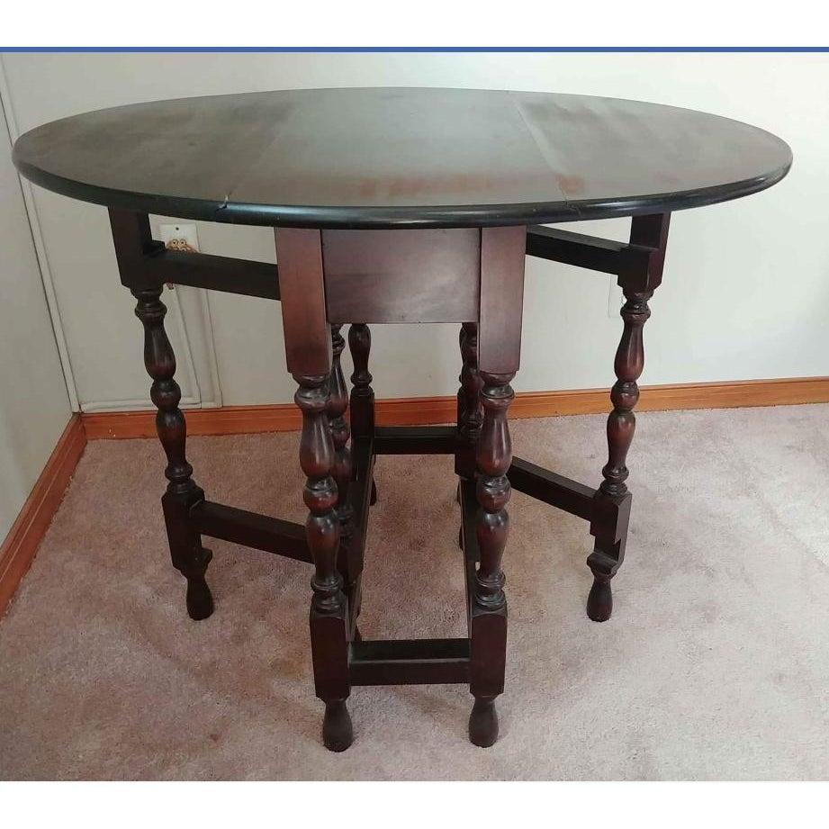 Mid-Century Modern Vieille table d'appoint des années 1940 en acajou massif avec pieds en forme de goutte. en vente