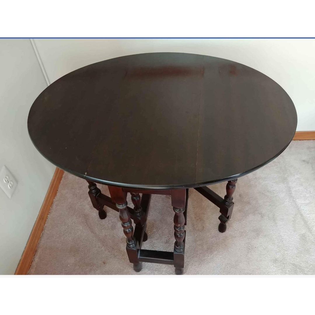 American Vintage 1940s Solid Mahogany Drop-Leaf Gateleg Accent Table For Sale