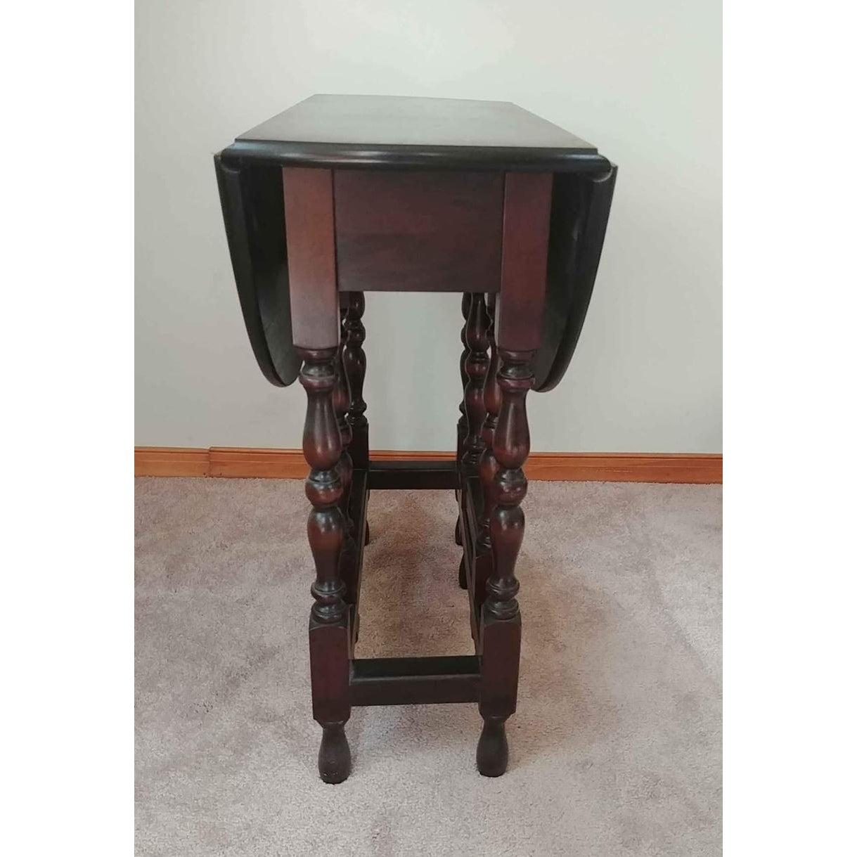 Vintage 1940s Solid Mahogany Drop-Leaf Gateleg Accent Table In Good Condition For Sale In Germantown, MD