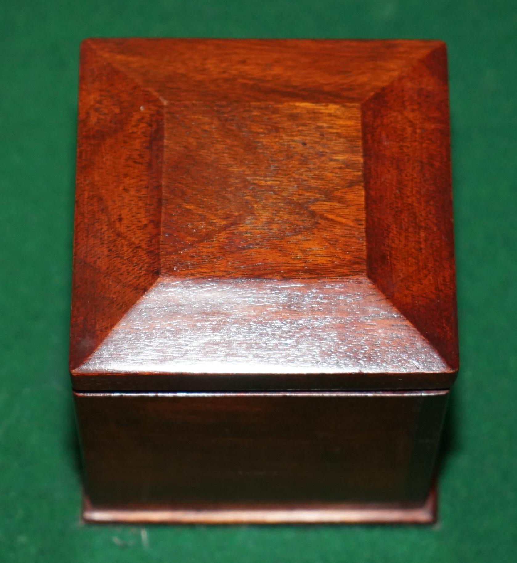 STAUNTON - BOÎTE ET BOUCLES DE CHESS EN MÉTAL GEORGIAN CIRCA 1800 des années 1940 en vente 7