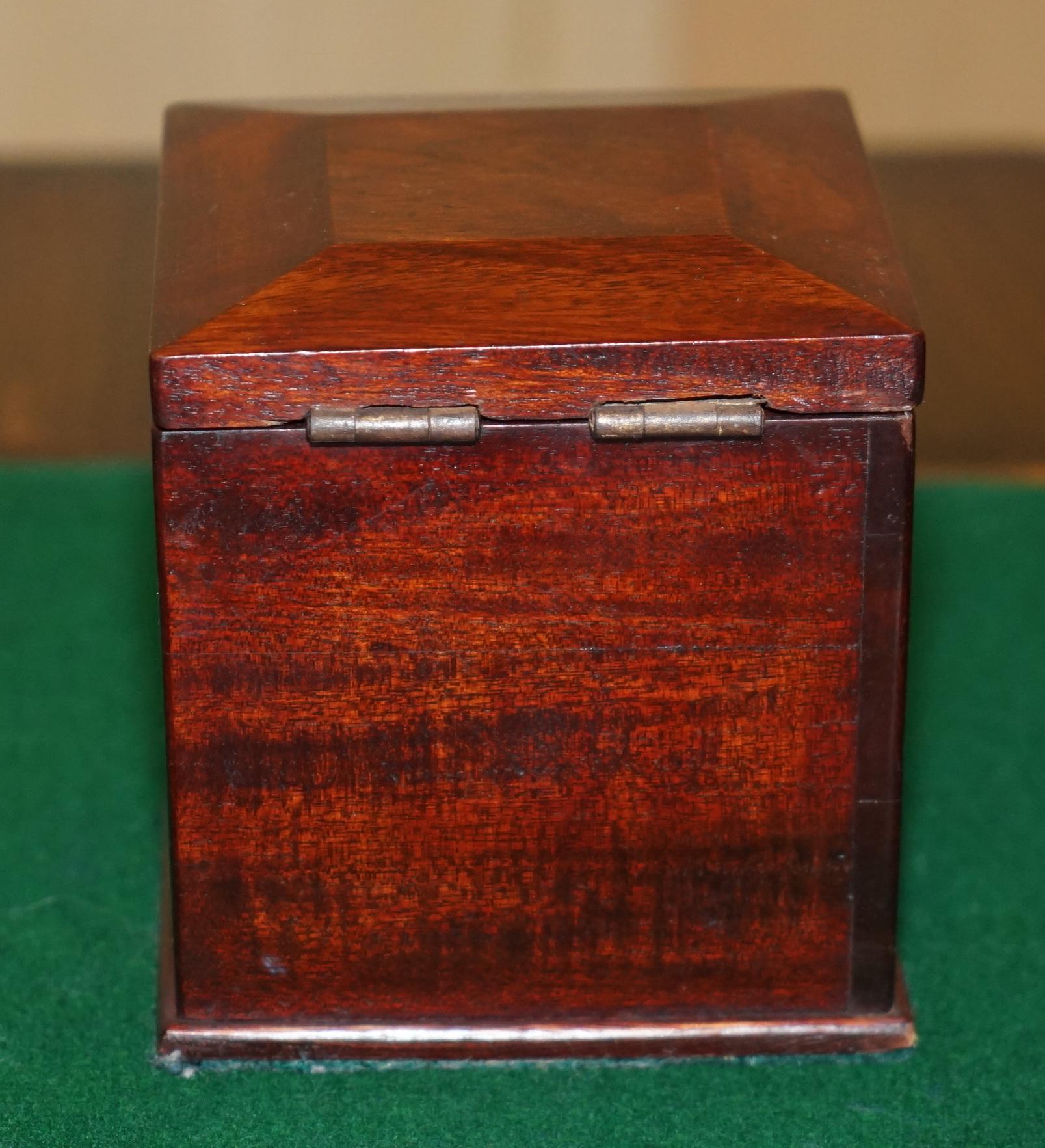 STAUNTON - BOÎTE ET BOUCLES DE CHESS EN MÉTAL GEORGIAN CIRCA 1800 des années 1940 en vente 9