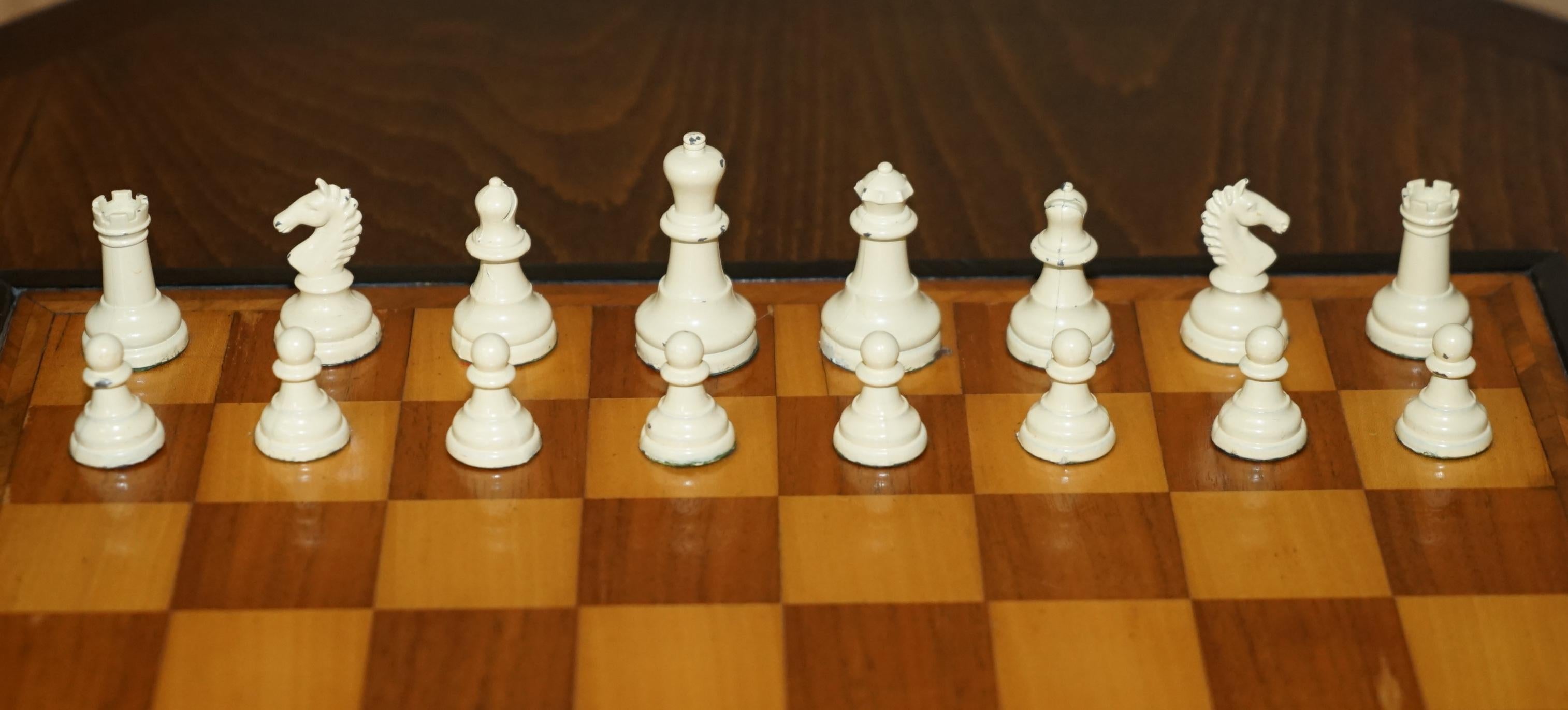 Royal House Antiques

The House Antiques a le plaisir de proposer à la vente ce superbe jeu d'échecs Staunton en métal anglais des années 1940, avec une boîte en acajou de style géorgien des années 1840 et un échiquier d'époque.

Une suite vraiment