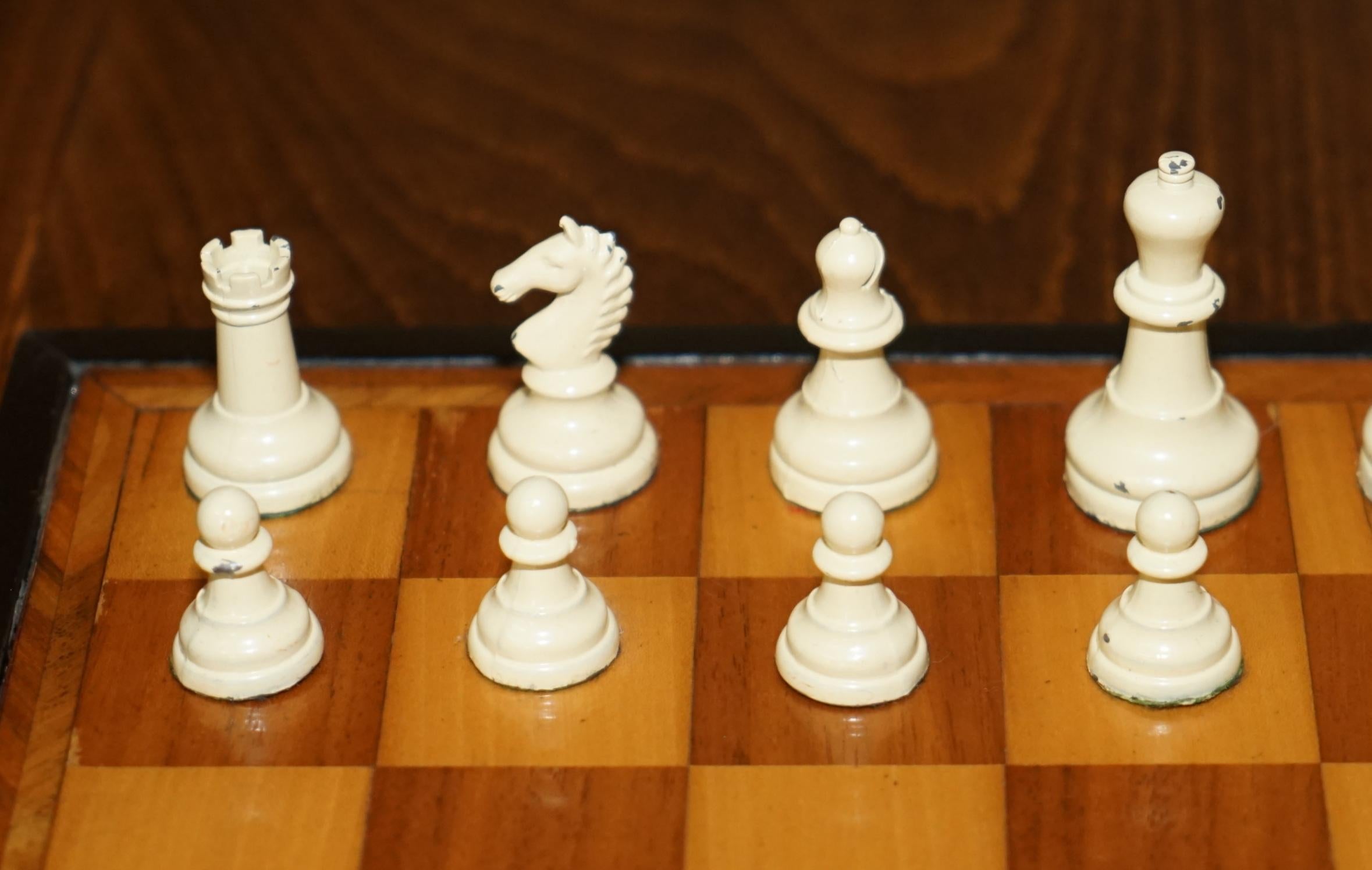Georgien STAUNTON - BOÎTE ET BOUCLES DE CHESS EN MÉTAL GEORGIAN CIRCA 1800 des années 1940 en vente